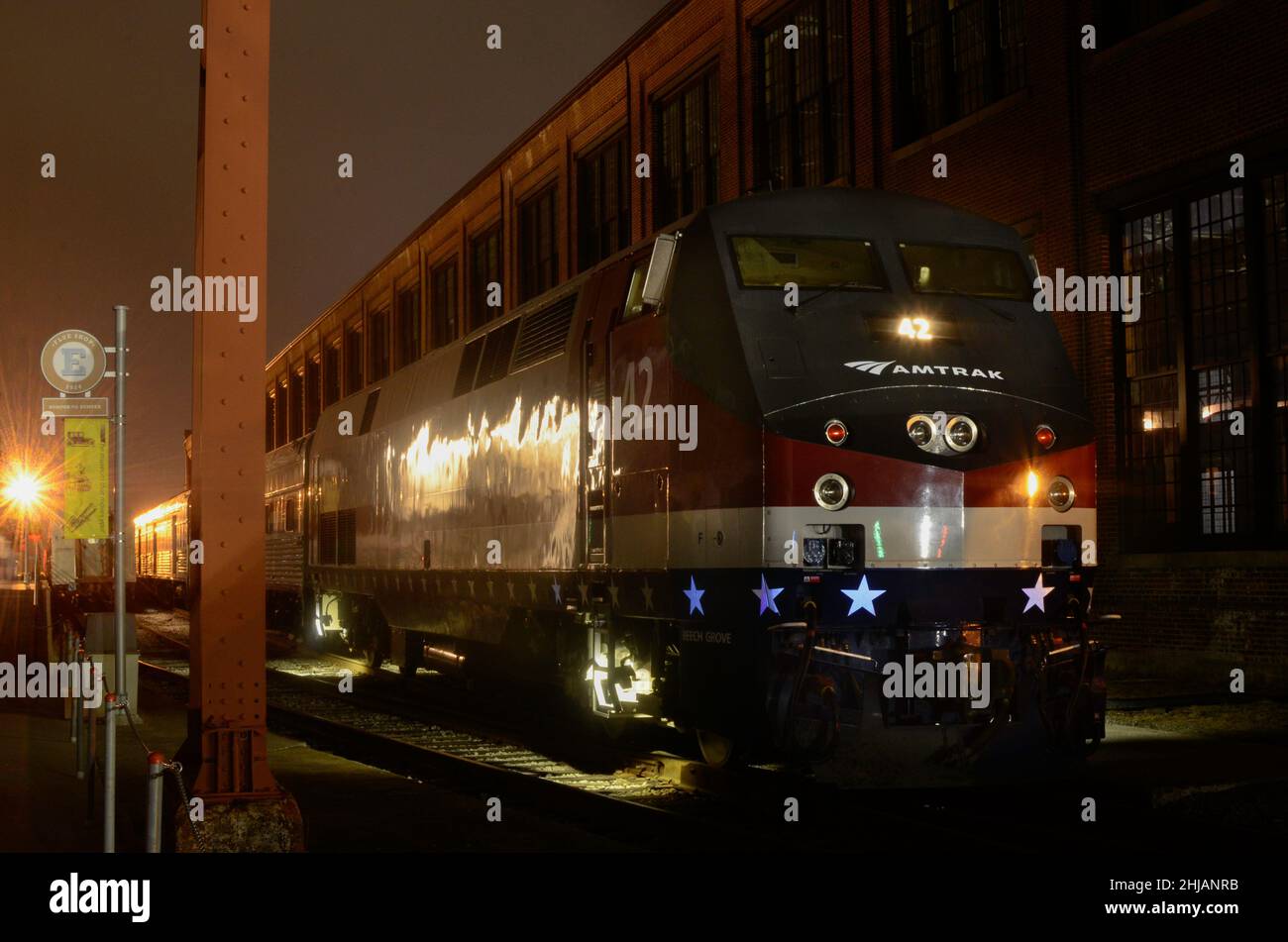 Treno Amtrak # 42 prepararsi per la partenza di notte al North Carolina Transportation Museum Spencer North Carolina Foto Stock