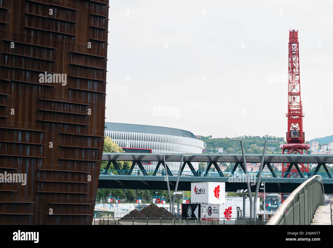 Bilbao, Spagna - Apr 21, 2021: Viste del Palazzo e del ponte di Euskalduna, gru rossa e stadio di calcio San Mames sullo sfondo. Punti di riferimento iconici di Vizcaya Foto Stock