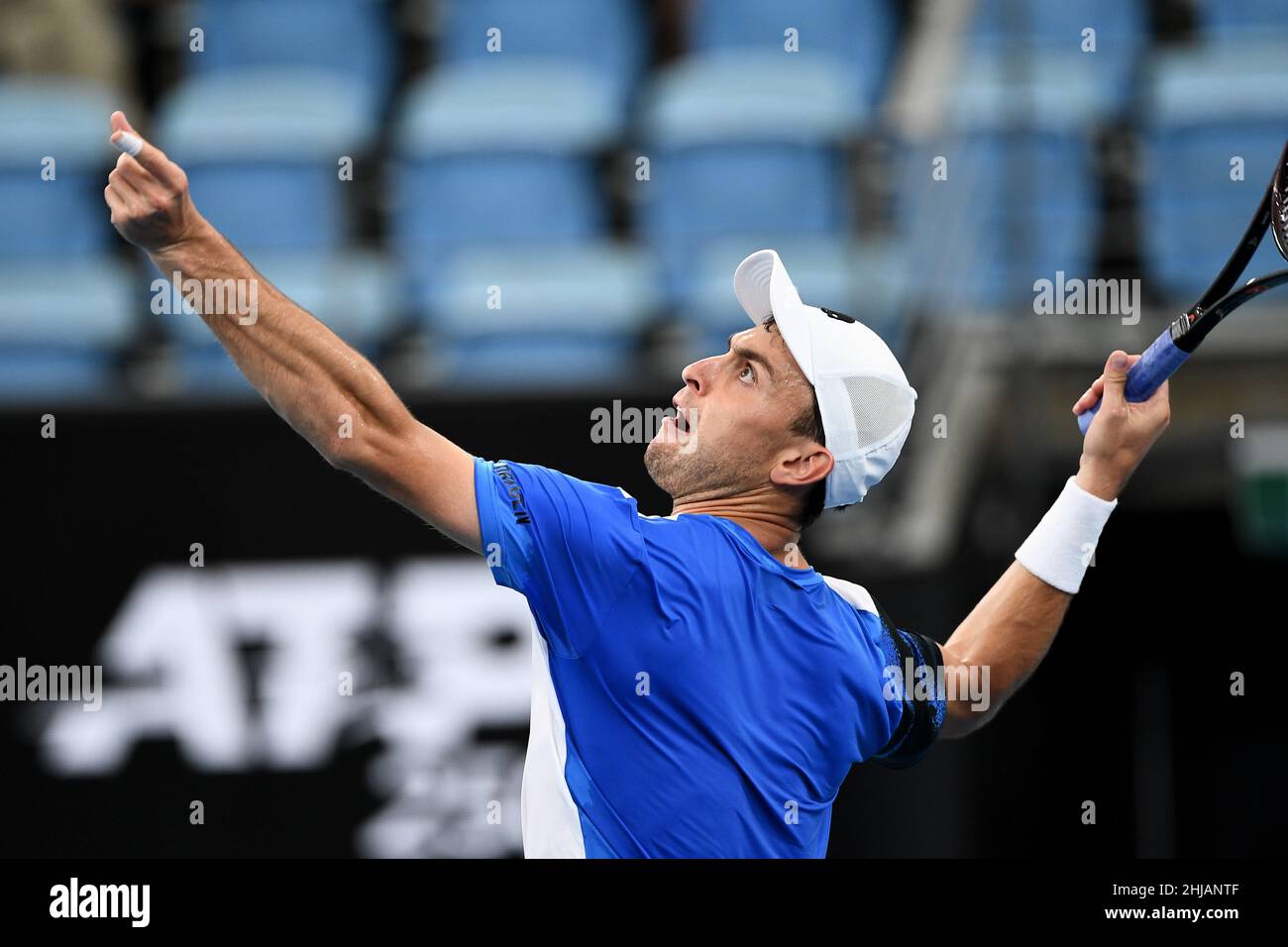 Sydney, Australia, 13 gennaio 2022. Aslan Caratsev di Russia colpisce una smash durante la partita di tennis classica di Sydney tra Aslan Caratsev di Russia e Lorenzo Sonego d'Italia. Credit: Steven Markham/Speed Media/Alamy Live News Foto Stock