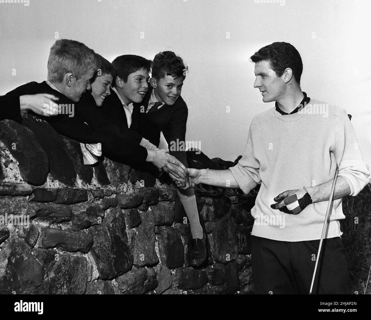 Brian Labone, calciatore di Everton, con gli amanti della scuola, dopo una partita di golf al campo da golf Bootle. 8th ottobre 1962. Foto Stock