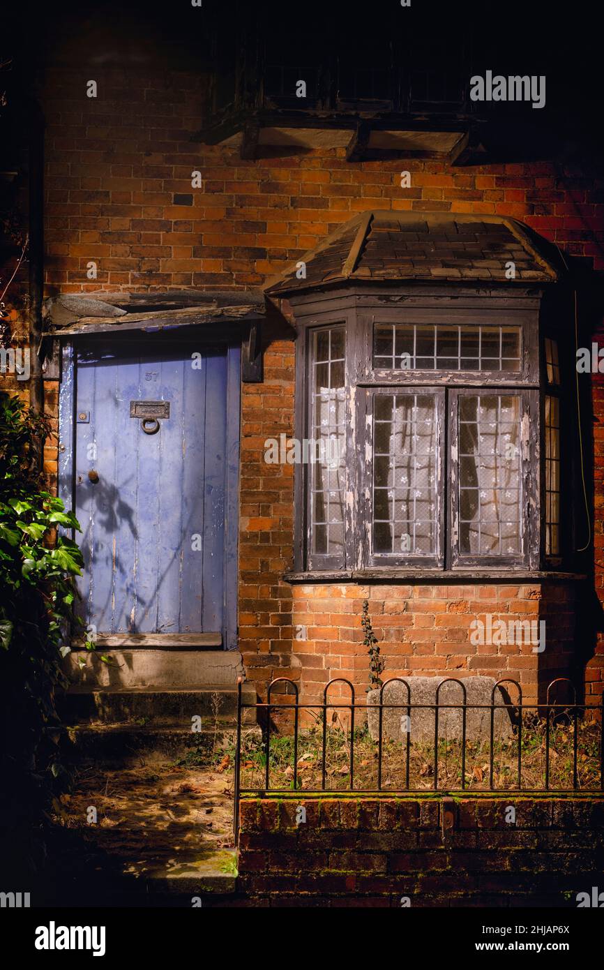 Vecchio cottage di notte lungo Southern Lane, Stratford upon Avon, Warwickshire, Inghilterra Foto Stock