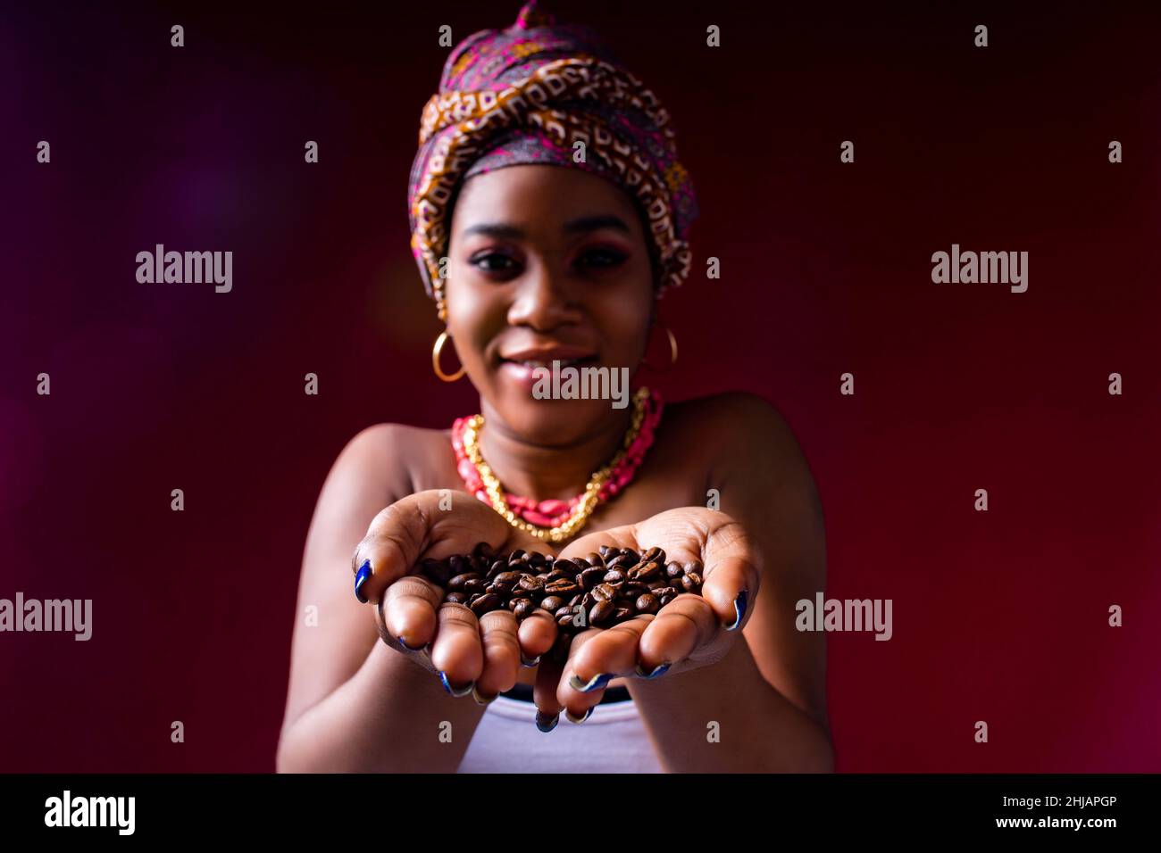 bella donna africa-americana con turban semper la testa in studio Foto Stock