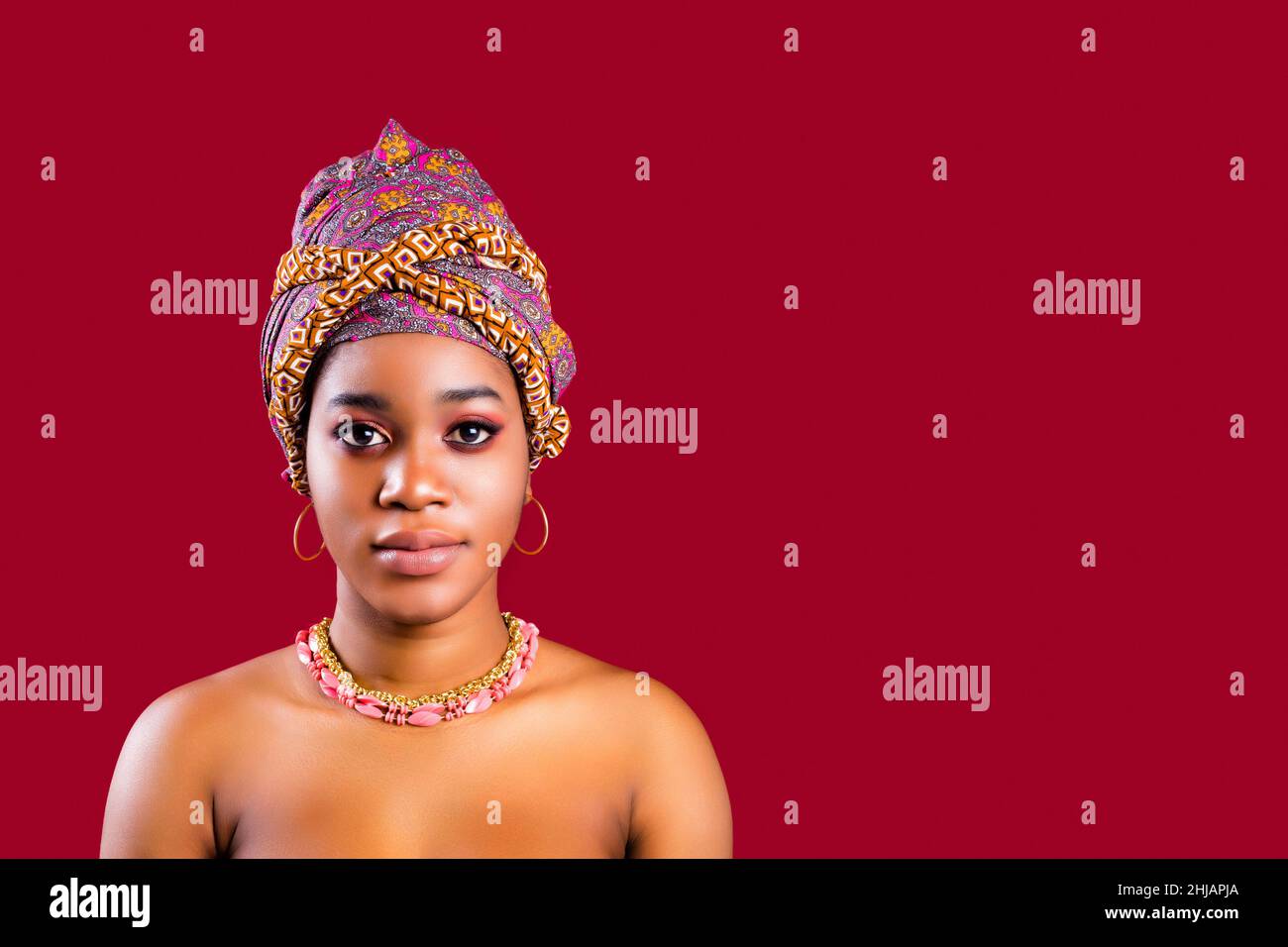 bella donna africa-americana con turban semper la testa in studio Foto Stock