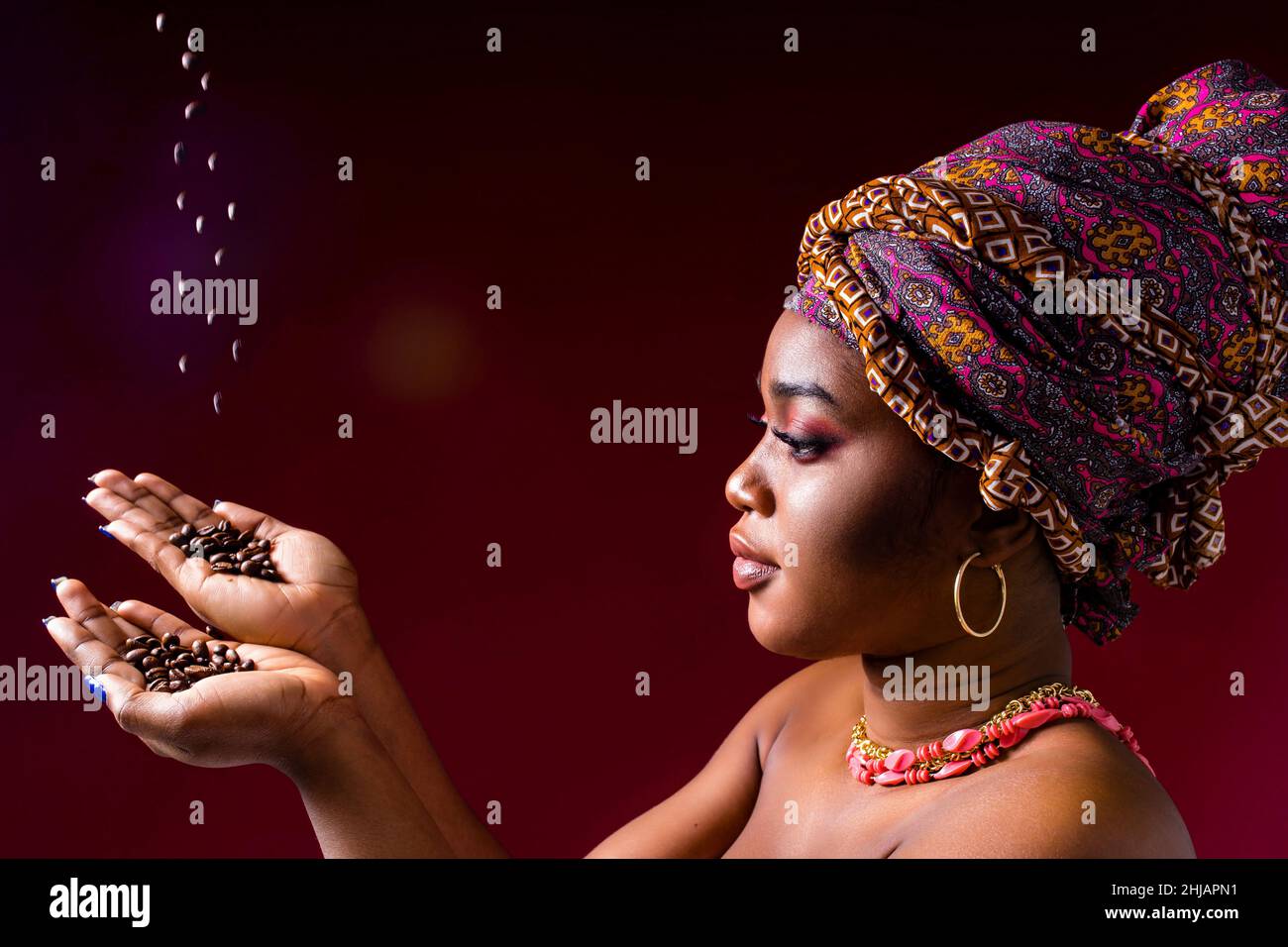 bella donna africa-americana con turban semper la testa in studio Foto Stock