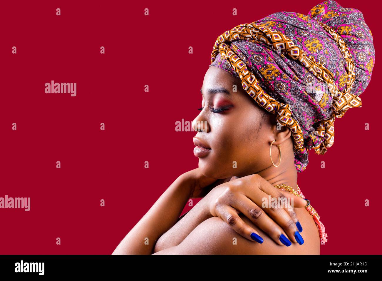 zanzibar donna africana in turbante e si compongono con unghie blu Foto Stock