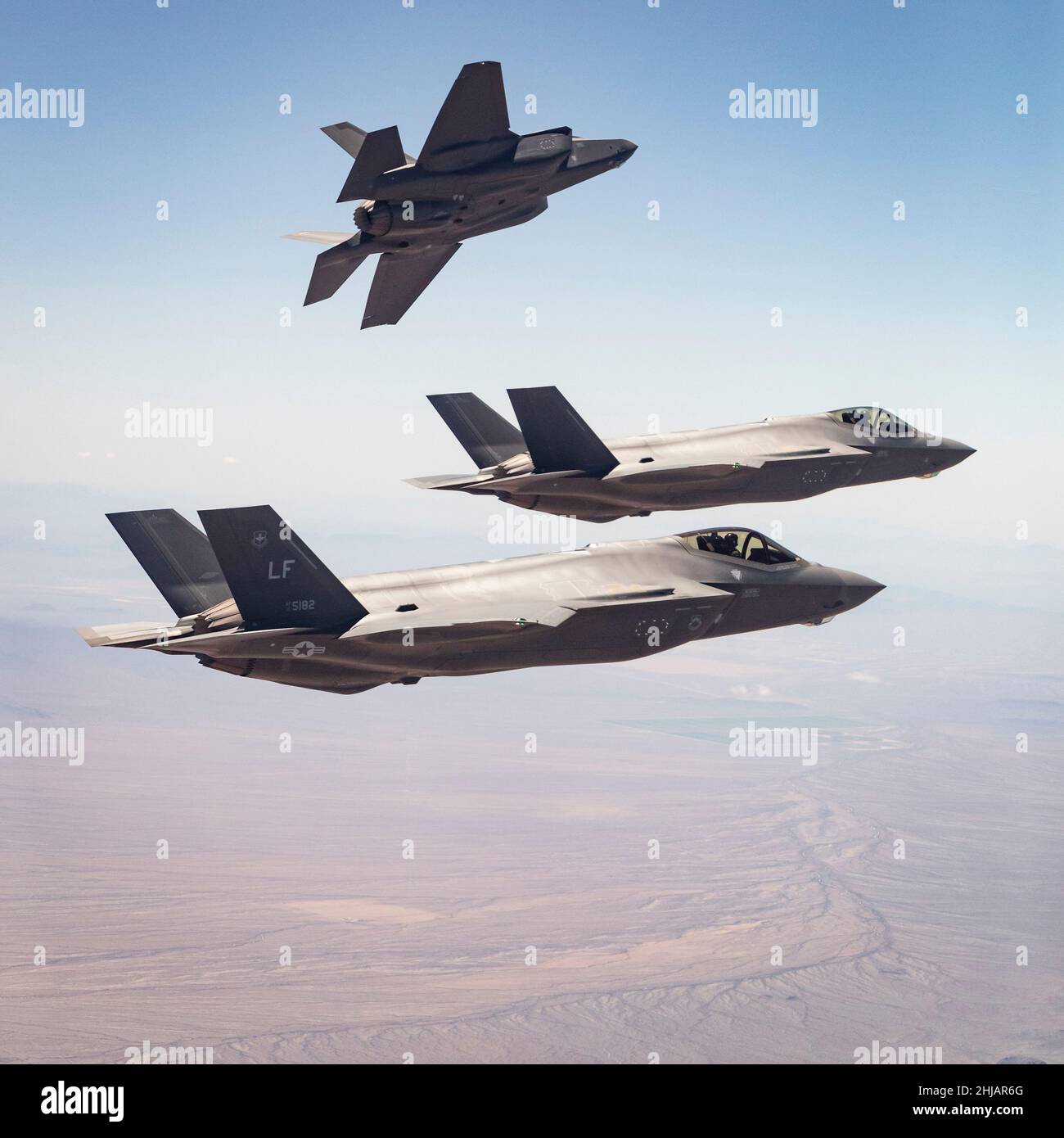 USA. 27th Jan 2022. DATA FILE SCONOSCIUTA: Il F-35C Lightning II è la prima piattaforma aerea a basso livello osservabile della Marina degli Stati Uniti. Il F-35 è in fase di acquisto per sostituire il F/A-18C/D Hornet come principale combattente offensivo del gruppo di corriere per la difesa aerea e il supporto aereo. Una corsa contro il tempo è in corso per la Marina degli Stati Uniti di raggiungere uno dei suoi aerei da combattimento abbattuti - prima che i cinesi arrivino lì per primi. L'aereo da $100m F35-C è sceso nel Mar Cinese Meridionale dopo quello che la Marina descrive come un 'misshap' durante il decollo dalla USS Carl Vinson. (Credit Image: © Lockheed Martin/ZUM Foto Stock