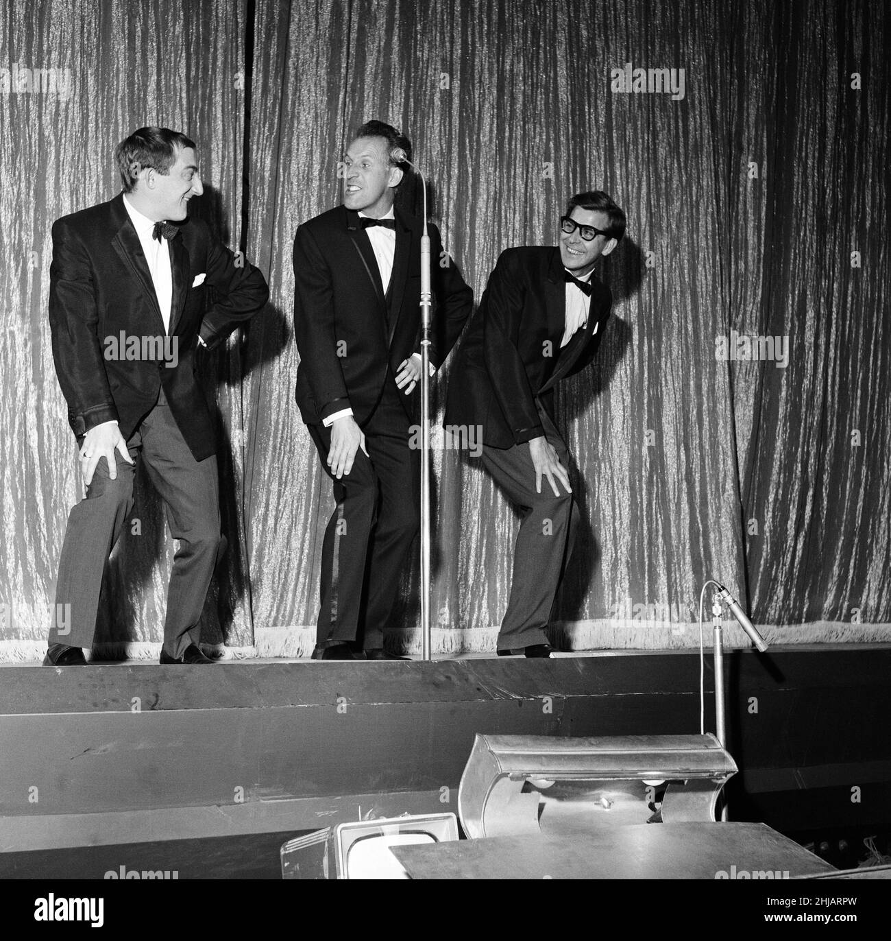 Da sinistra a destra, Marty Feldman, Bruce Forsyth e Barry hanno partecipato alle prove per il Daily Mirror Television Award. 29th luglio 1962. Foto Stock