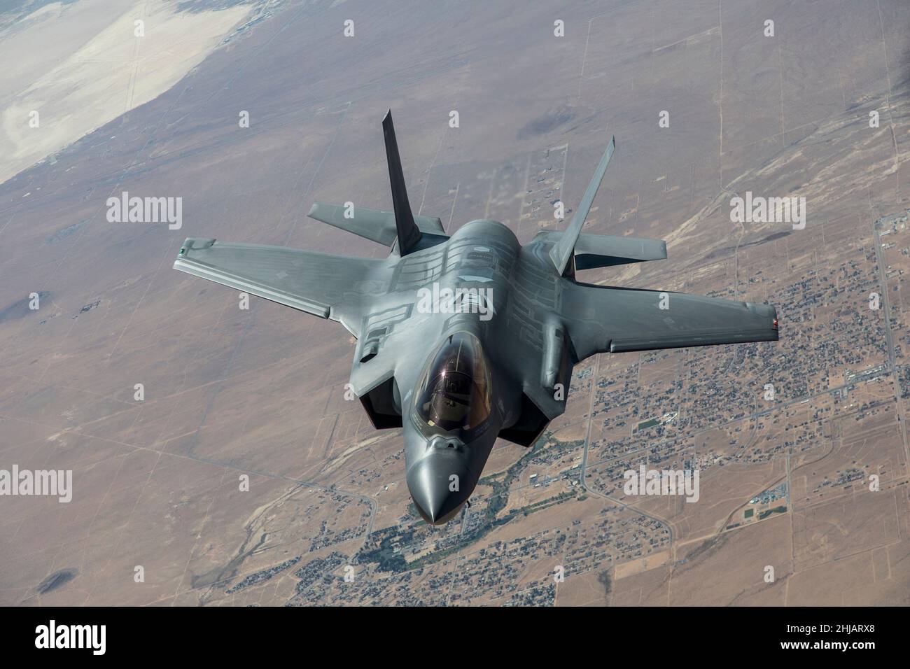 USA. 27th Jan 2022. DATA FILE SCONOSCIUTA: Il F-35C Lightning II è la prima piattaforma aerea a basso livello osservabile della Marina degli Stati Uniti. Il F-35 è in fase di acquisto per sostituire il F/A-18C/D Hornet come principale combattente offensivo del gruppo di corriere per la difesa aerea e il supporto aereo. Una corsa contro il tempo è in corso per la Marina degli Stati Uniti di raggiungere uno dei suoi aerei da combattimento abbattuti - prima che i cinesi arrivino lì per primi. L'aereo da $100m F35-C è sceso nel Mar Cinese Meridionale dopo quello che la Marina descrive come un 'misshap' durante il decollo dalla USS Carl Vinson. (Credit Image: © Lockheed Martin/ZUM Foto Stock