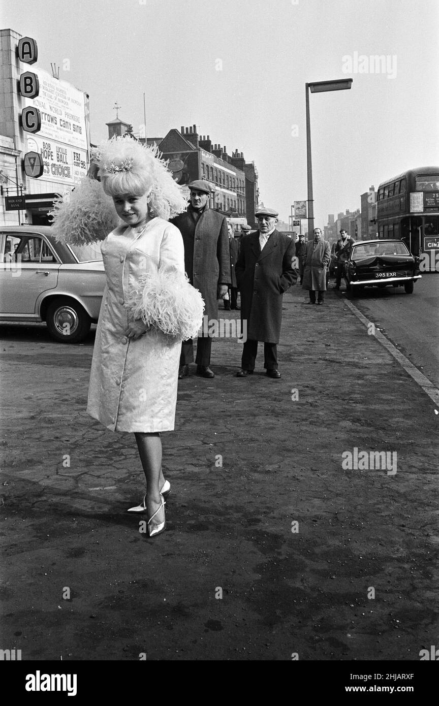 L'attrice Barbara Windsor nel suo vestito che ha intenzione di indossare per la prima reale del suo nuovo film 'Sparrows Can't Sing' all'ABC Cinema, Stepney. 24th febbraio 1963. Foto Stock