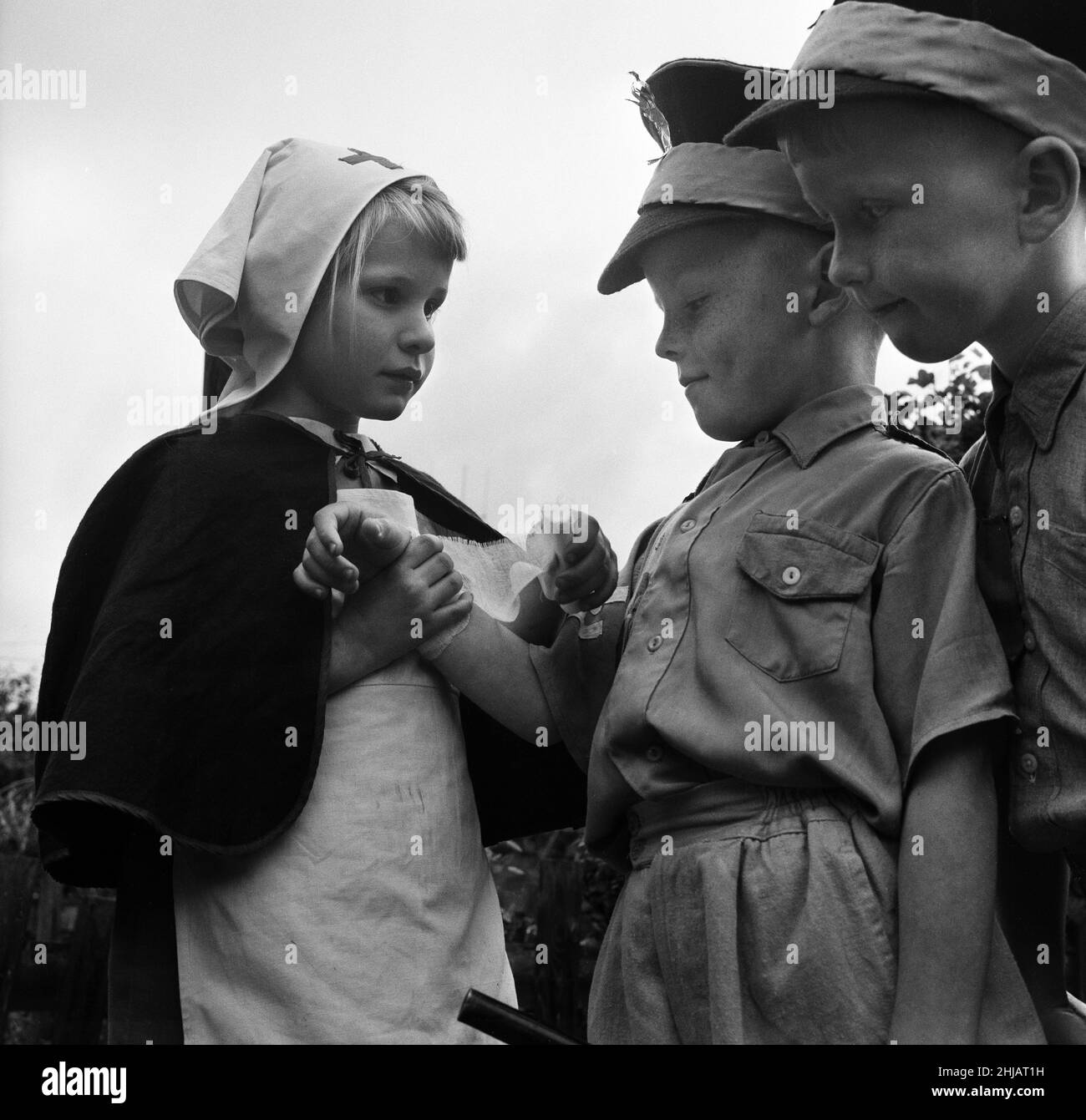 David Kilgour, di 8 anni, che vuole essere un soldato visto a casa sua a Mochdre, Colwyn Bay, con i membri regolari del suo esercito. Sono suo fratello Richard Kilgour, 5 e Sandra Edwards, 5. 22nd giugno 1963. Foto Stock