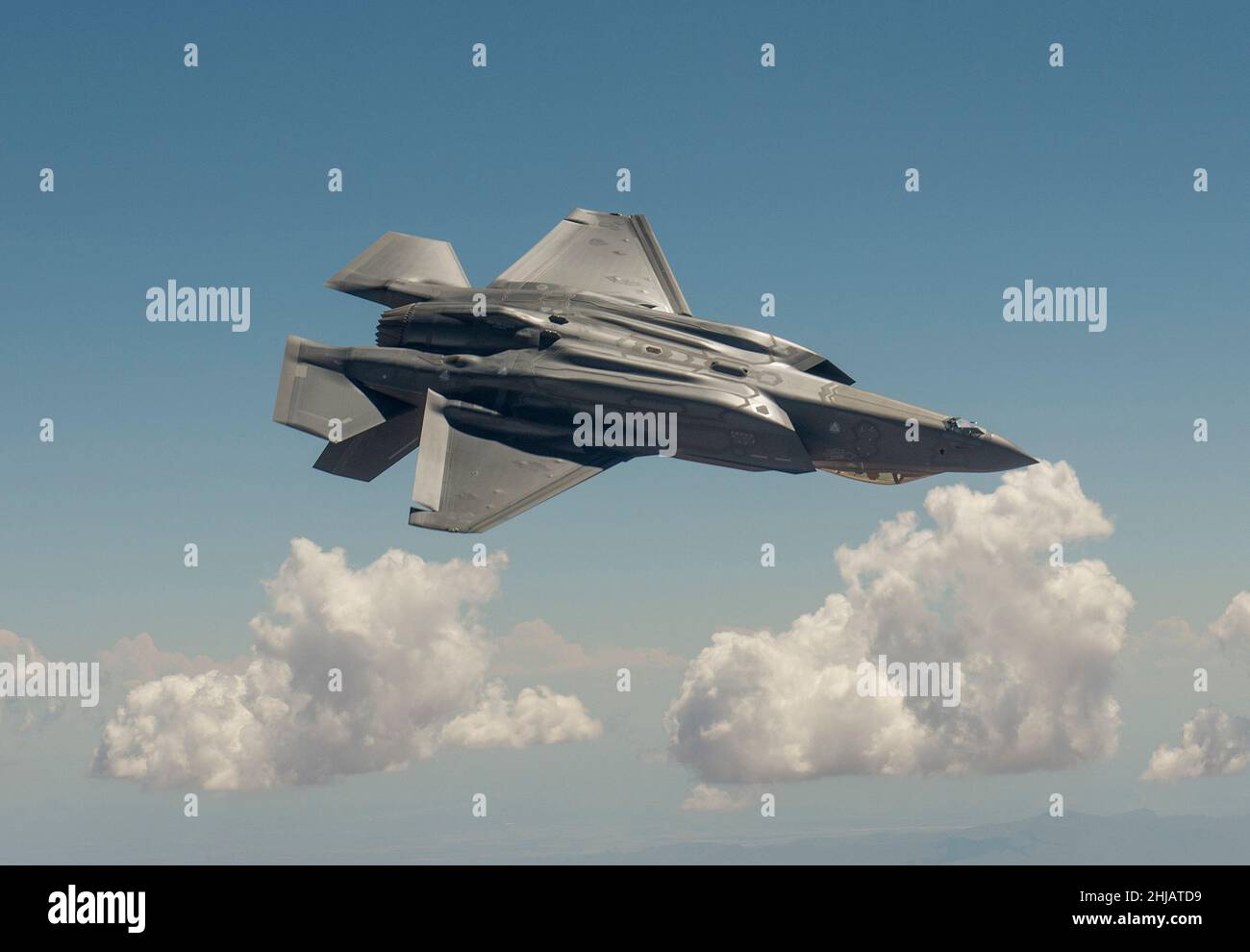 USA. 27th Jan 2022. DATA FILE SCONOSCIUTA: Il F-35C Lightning II è la prima piattaforma aerea a basso livello osservabile della Marina degli Stati Uniti. Il F-35 è in fase di acquisto per sostituire il F/A-18C/D Hornet come principale combattente offensivo del gruppo di corriere per la difesa aerea e il supporto aereo. Una corsa contro il tempo è in corso per la Marina degli Stati Uniti di raggiungere uno dei suoi aerei da combattimento abbattuti - prima che i cinesi arrivino lì per primi. L'aereo da $100m F35-C è sceso nel Mar Cinese Meridionale dopo quello che la Marina descrive come un 'misshap' durante il decollo dalla USS Carl Vinson. (Credit Image: © Lockheed Martin/ZUM Foto Stock