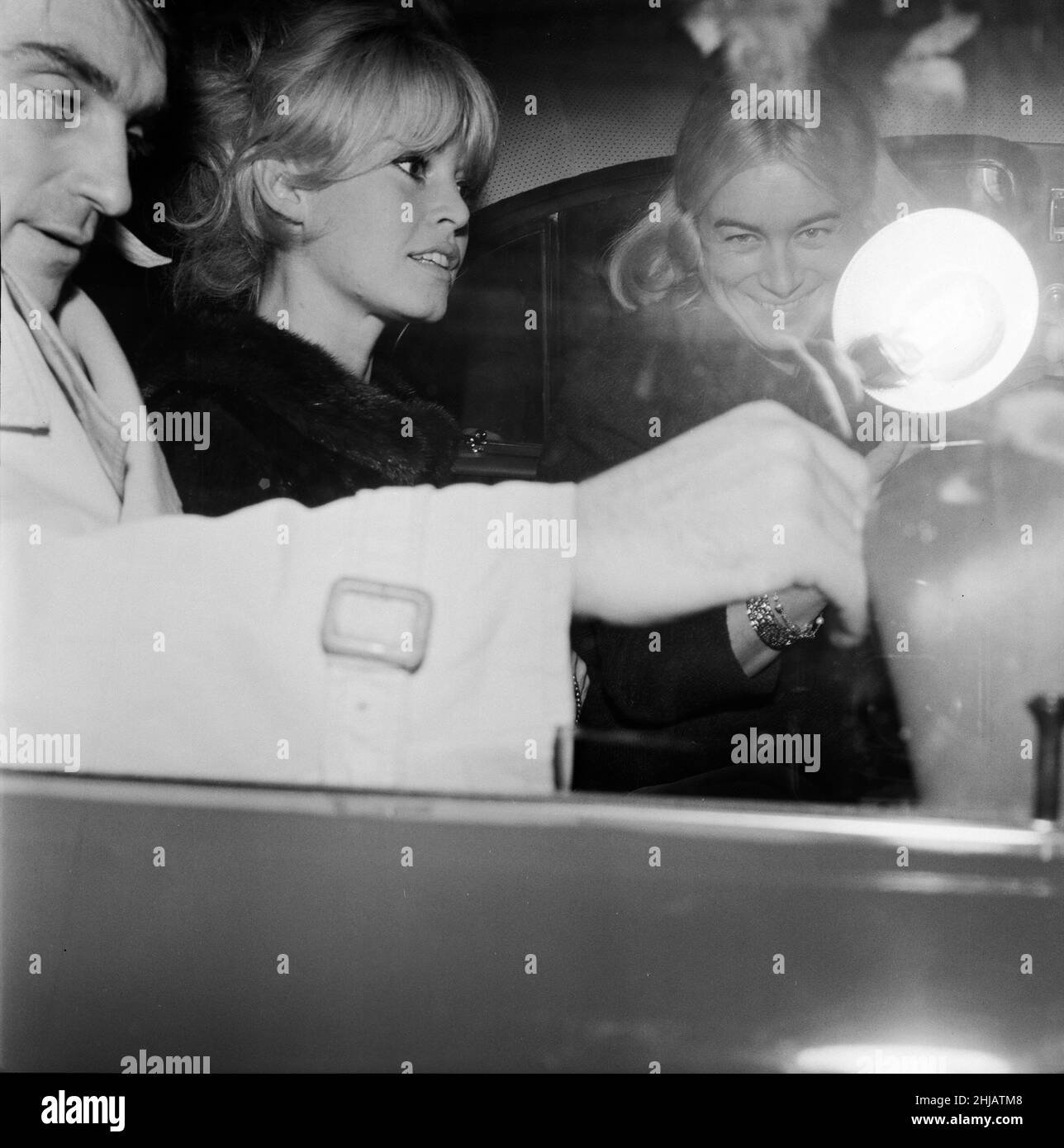 Brigitte Bardot (30) attrice raffigurata lasciando il Westbury Hotel a Mayfair, Londra per una cena privata (luogo sconosciuto) 24th ottobre 1963. Foto Stock