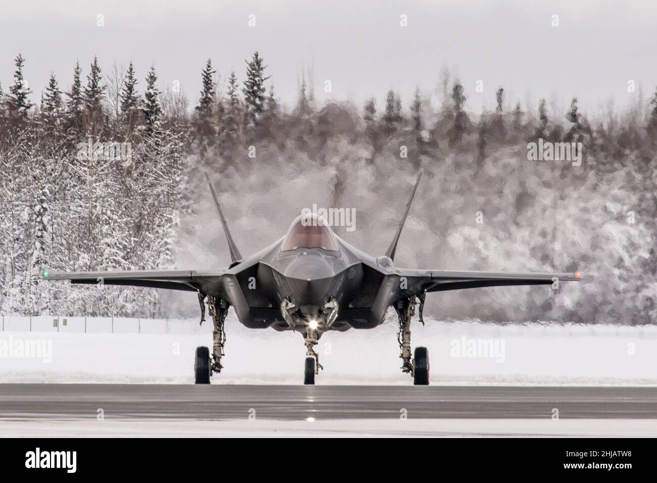 USA. 27th Jan 2022. DATA FILE SCONOSCIUTA: Il F-35C Lightning II è la prima piattaforma aerea a basso livello osservabile della Marina degli Stati Uniti. Il F-35 è in fase di acquisto per sostituire il F/A-18C/D Hornet come principale combattente offensivo del gruppo di corriere per la difesa aerea e il supporto aereo. Una corsa contro il tempo è in corso per la Marina degli Stati Uniti di raggiungere uno dei suoi aerei da combattimento abbattuti - prima che i cinesi arrivino lì per primi. L'aereo da $100m F35-C è sceso nel Mar Cinese Meridionale dopo quello che la Marina descrive come un 'misshap' durante il decollo dalla USS Carl Vinson. (Credit Image: © Lockheed Martin/ZUM Foto Stock