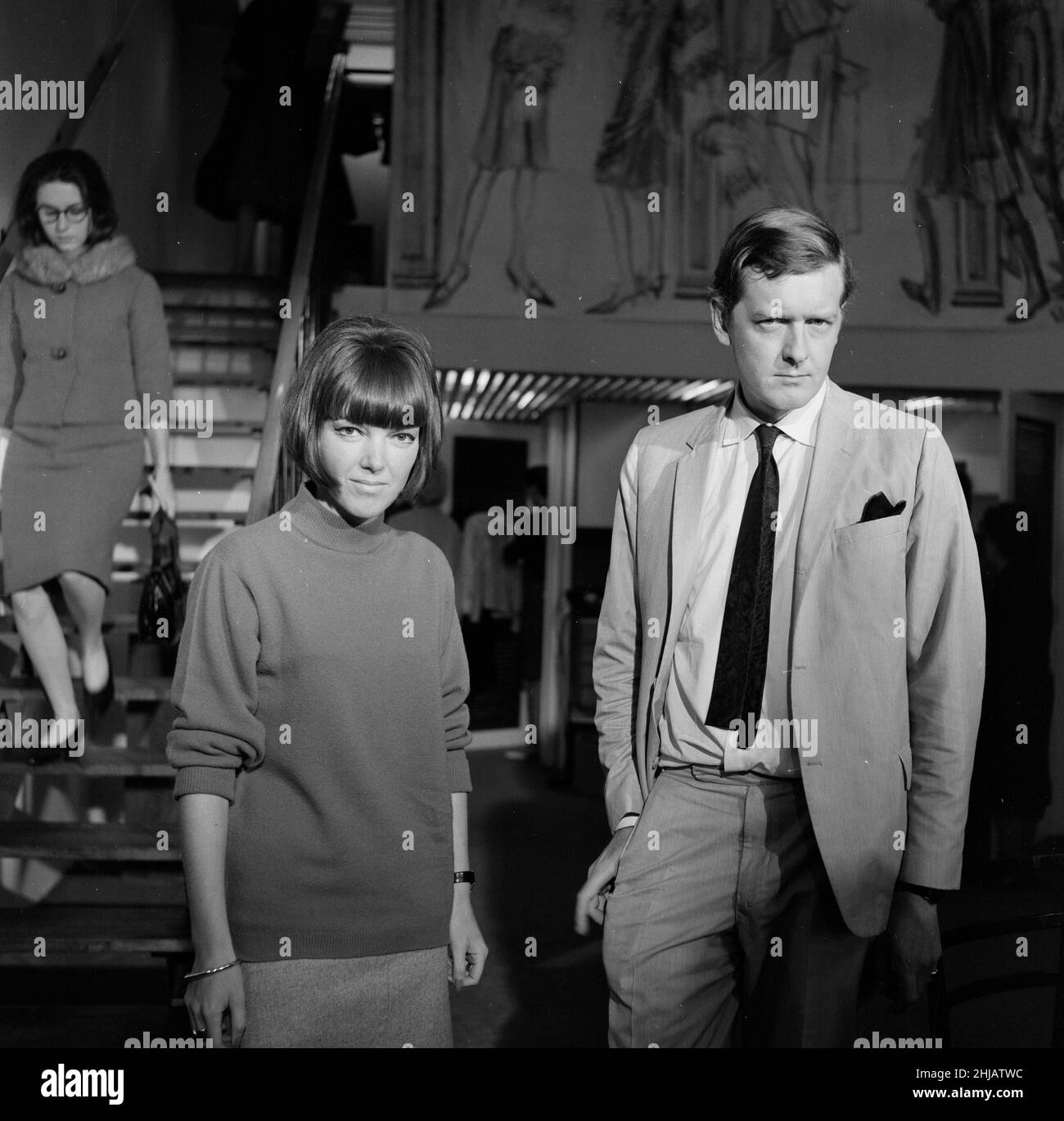 Mary Quant, stilista ed esperto di moda, raffigurata con suo marito Alexander Plunkett-Greene, nel loro negozio di Knightsbridge.Picture preso 18th settembre 1962 Foto Stock