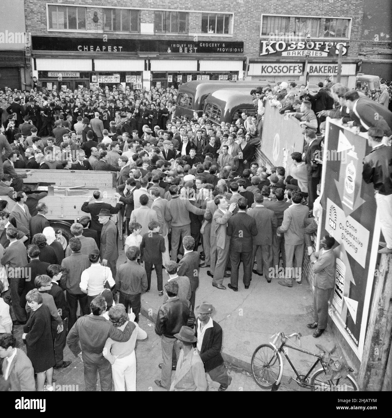 Ridley Road, Londra, martedì 31st luglio 1962. Una grande folla si riunisce nell'East End per interrompere un rally dell'ex leader fascista Sir Oswald Mosley e dei membri del suo gruppo antisemita Blackshirt che avevano pianificato un rally nell'East End di Londra. Mosley e il suo gruppo furono assaliti e punzonati a terra non appena il suo incontro si aprì a Ridley Road, Dalston. La polizia ha chiuso la riunione entro i primi tre minuti e ha fatto 54 arresti, uno dei quali era il figlio di Sir Oswald Max. Foto Stock