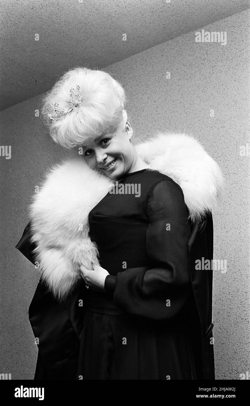 L'attrice Barbara Windsor nel suo vestito che ha intenzione di indossare per la prima reale del suo nuovo film 'Sparrows Can't Sing' all'ABC Cinema, Stepney. 24th febbraio 1963. Foto Stock