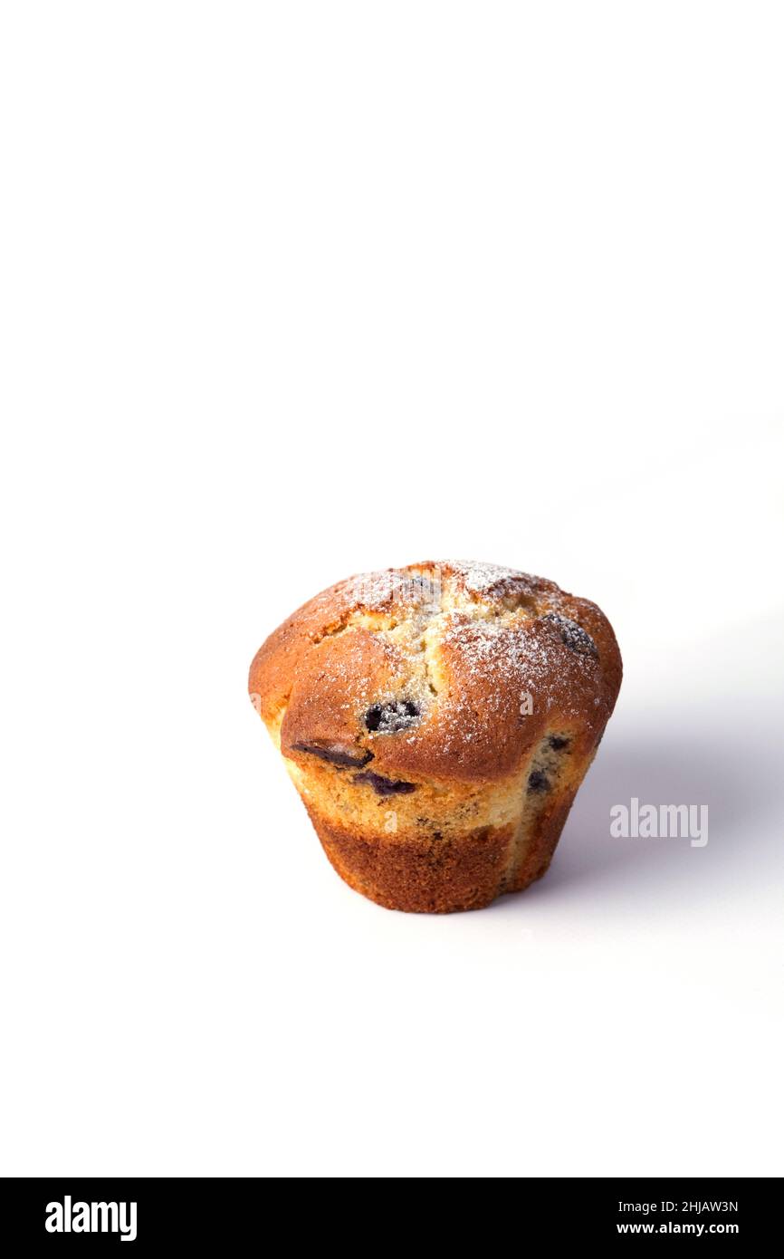 Foto verticale di un muffin isolato con cioccolato e bacche senza carta. Vista frontale. Foto Stock