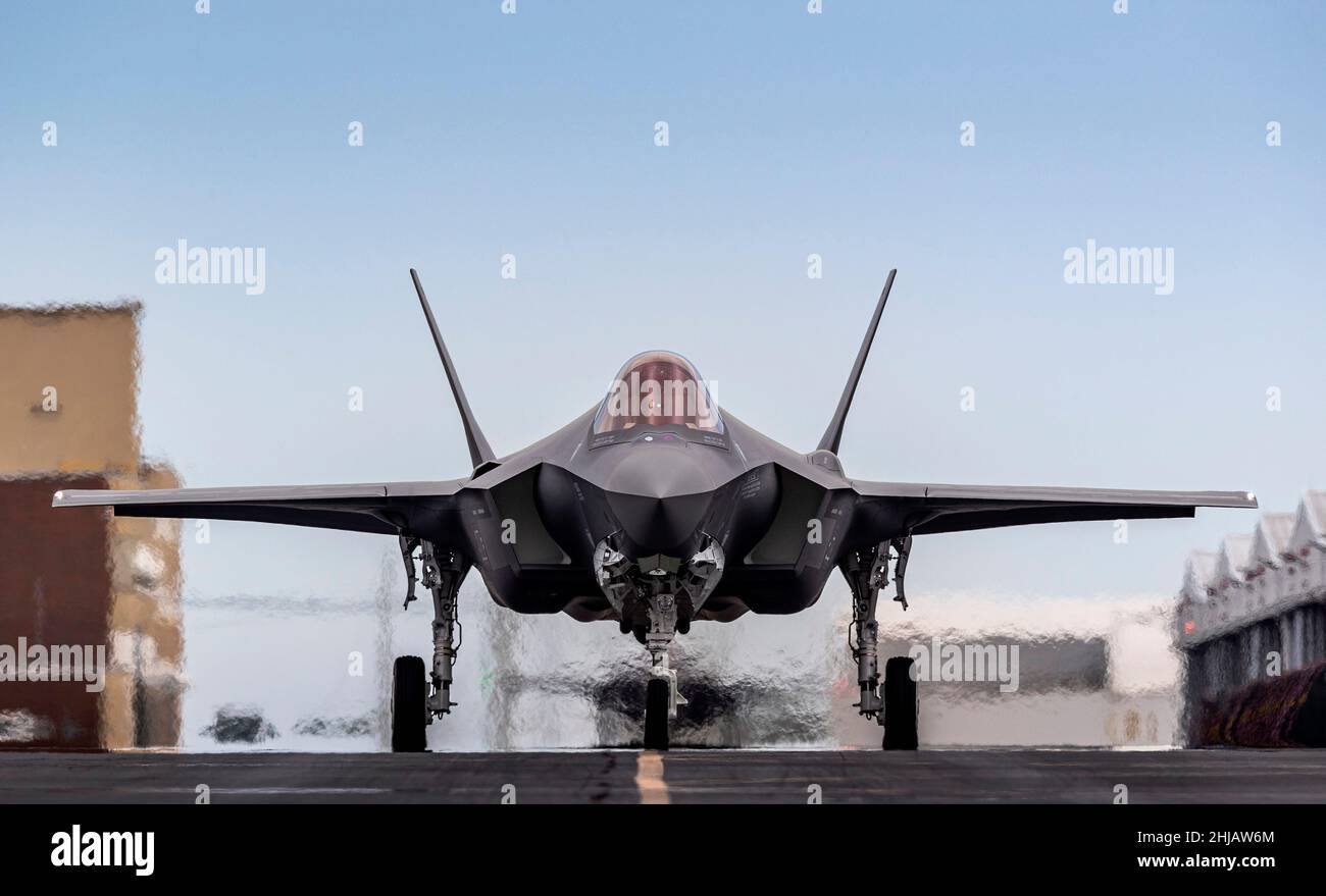 USA. 27th Jan 2022. DATA FILE SCONOSCIUTA: Il F-35C Lightning II è la prima piattaforma aerea a basso livello osservabile della Marina degli Stati Uniti. Il F-35 è in fase di acquisto per sostituire il F/A-18C/D Hornet come principale combattente offensivo del gruppo di corriere per la difesa aerea e il supporto aereo. Una corsa contro il tempo è in corso per la Marina degli Stati Uniti di raggiungere uno dei suoi aerei da combattimento abbattuti - prima che i cinesi arrivino lì per primi. L'aereo da $100m F35-C è sceso nel Mar Cinese Meridionale dopo quello che la Marina descrive come un 'misshap' durante il decollo dalla USS Carl Vinson. (Credit Image: © Lockheed Martin/ZUM Foto Stock