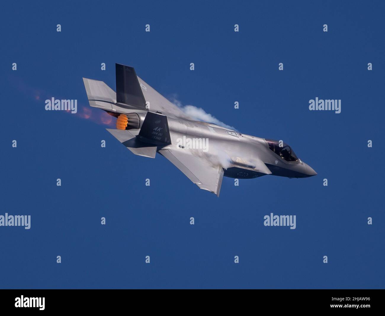 USA. 27th Jan 2022. DATA FILE SCONOSCIUTA: Il F-35C Lightning II è la prima piattaforma aerea a basso livello osservabile della Marina degli Stati Uniti. Il F-35 è in fase di acquisto per sostituire il F/A-18C/D Hornet come principale combattente offensivo del gruppo di corriere per la difesa aerea e il supporto aereo. Una corsa contro il tempo è in corso per la Marina degli Stati Uniti di raggiungere uno dei suoi aerei da combattimento abbattuti - prima che i cinesi arrivino lì per primi. L'aereo da $100m F35-C è sceso nel Mar Cinese Meridionale dopo quello che la Marina descrive come un 'misshap' durante il decollo dalla USS Carl Vinson. (Credit Image: © Lockheed Martin/ZUM Foto Stock