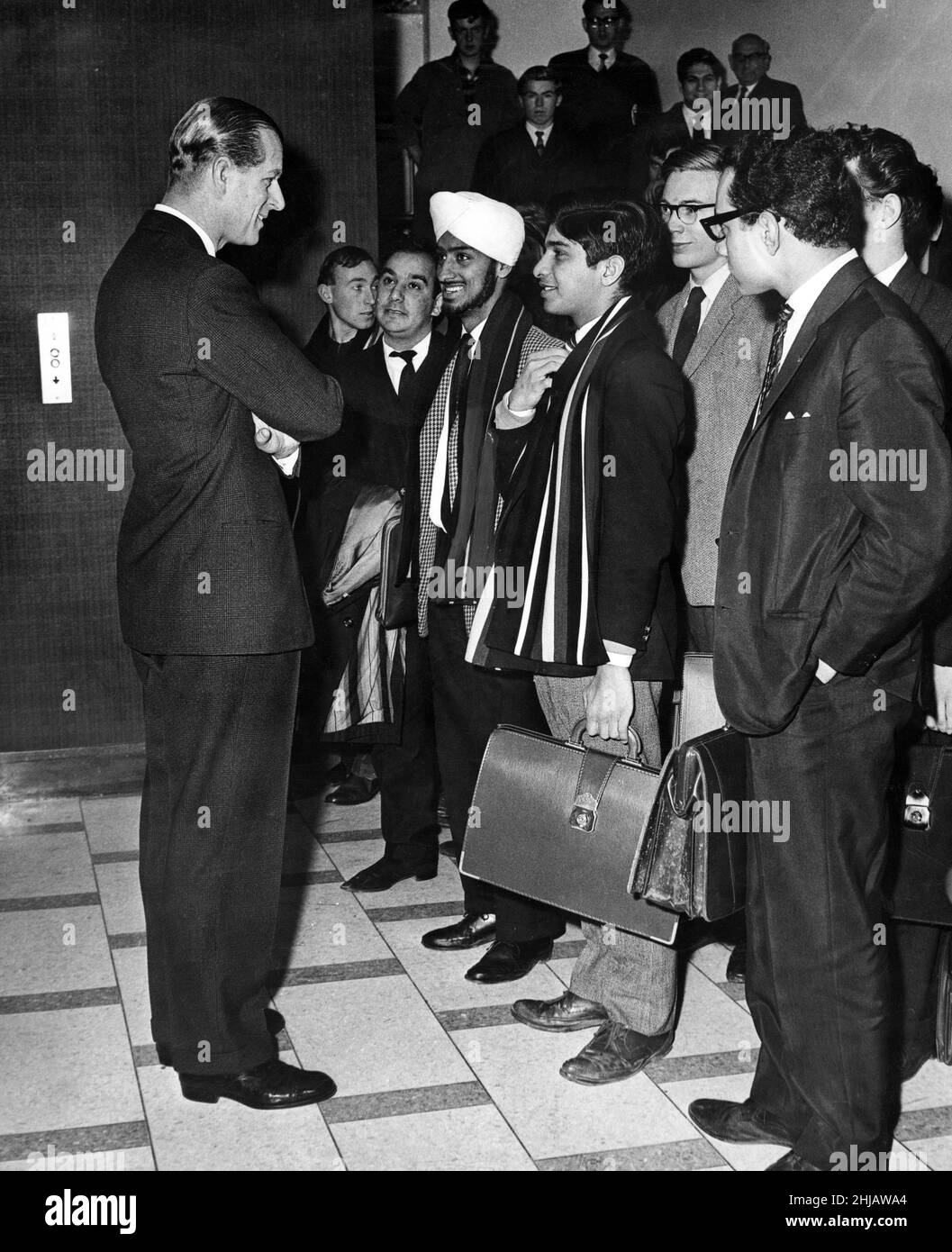 Il principe Filippo in visita al Galles. Il Duca di Edimburgo si ferma per una chiacchierata con alcuni studenti presso il nuovo edificio di ingegneria di Newport Road, Cardiff. Galles. Ottobre 1963. Foto Stock