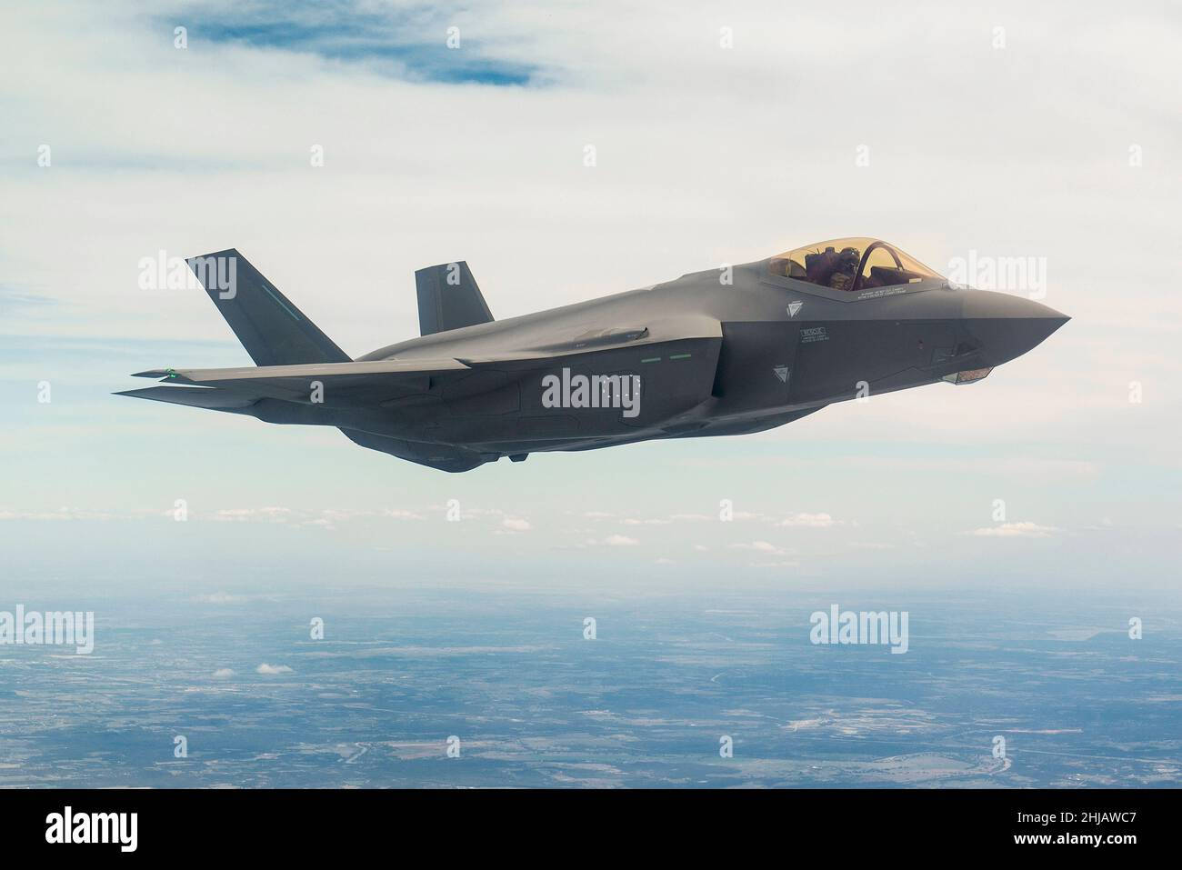 USA. 27th Jan 2022. DATA FILE SCONOSCIUTA: Il F-35C Lightning II è la prima piattaforma aerea a basso livello osservabile della Marina degli Stati Uniti. Il F-35 è in fase di acquisto per sostituire il F/A-18C/D Hornet come principale combattente offensivo del gruppo di corriere per la difesa aerea e il supporto aereo. Una corsa contro il tempo è in corso per la Marina degli Stati Uniti di raggiungere uno dei suoi aerei da combattimento abbattuti - prima che i cinesi arrivino lì per primi. L'aereo da $100m F35-C è sceso nel Mar Cinese Meridionale dopo quello che la Marina descrive come un 'misshap' durante il decollo dalla USS Carl Vinson. (Credit Image: © Lockheed Martin/ZUM Foto Stock