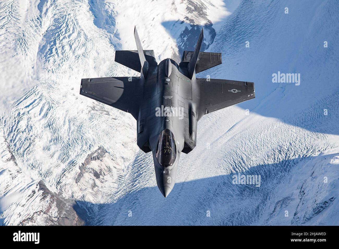 USA. 27th Jan 2022. DATA FILE SCONOSCIUTA: Il F-35C Lightning II è la prima piattaforma aerea a basso livello osservabile della Marina degli Stati Uniti. Il F-35 è in fase di acquisto per sostituire il F/A-18C/D Hornet come principale combattente offensivo del gruppo di corriere per la difesa aerea e il supporto aereo. Una corsa contro il tempo è in corso per la Marina degli Stati Uniti di raggiungere uno dei suoi aerei da combattimento abbattuti - prima che i cinesi arrivino lì per primi. L'aereo da $100m F35-C è sceso nel Mar Cinese Meridionale dopo quello che la Marina descrive come un 'misshap' durante il decollo dalla USS Carl Vinson. (Credit Image: © Lockheed Martin/ZUM Foto Stock