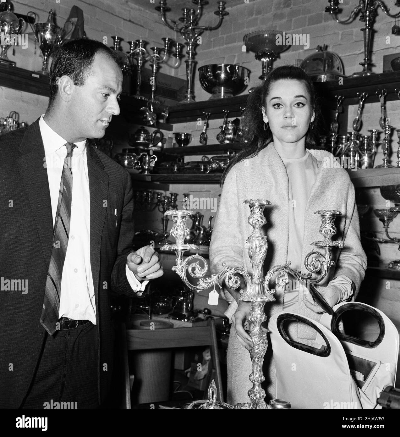 L'attrice Jane fonda ha visitato le gallerie d'argento di Langford a Chancery Lane, dove ha acquistato una collezione di diversi articoli d'argento. È raffigurata con l'onorevole Laurence Langford. 13th agosto 1962. Foto Stock