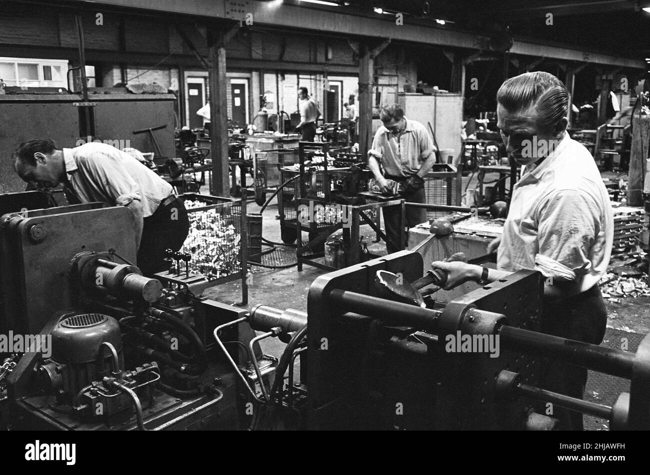 Lavoratori che colano stampi sul pavimento del negozio del G.E.C. Fonderia, Electric Avenue, Witton, Birmingham. 2nd luglio 1963 Foto Stock