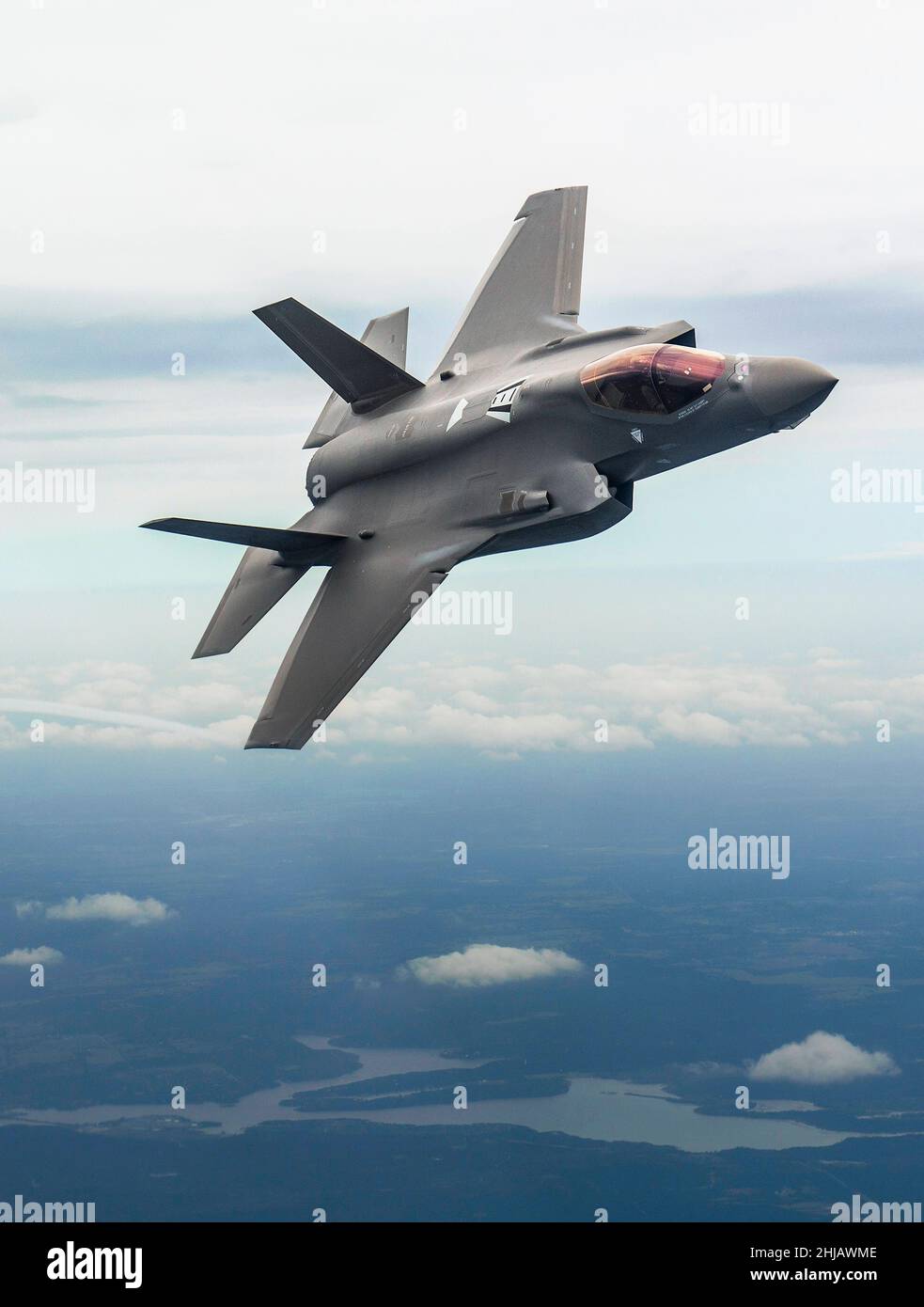 USA. 27th Jan 2022. DATA FILE SCONOSCIUTA: Il F-35C Lightning II è la prima piattaforma aerea a basso livello osservabile della Marina degli Stati Uniti. Il F-35 è in fase di acquisto per sostituire il F/A-18C/D Hornet come principale combattente offensivo del gruppo di corriere per la difesa aerea e il supporto aereo. Una corsa contro il tempo è in corso per la Marina degli Stati Uniti di raggiungere uno dei suoi aerei da combattimento abbattuti - prima che i cinesi arrivino lì per primi. L'aereo da $100m F35-C è sceso nel Mar Cinese Meridionale dopo quello che la Marina descrive come un 'misshap' durante il decollo dalla USS Carl Vinson. (Credit Image: © Lockheed Martin/ZUM Foto Stock