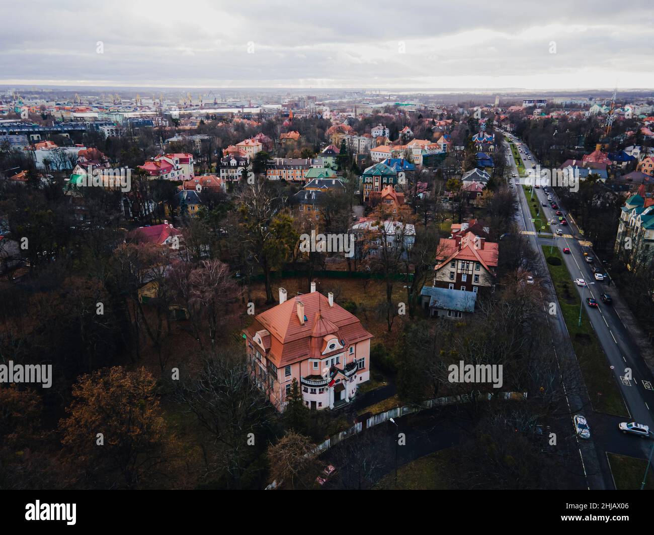 Un vecchio quartiere con case private a Kaliningrad. Bella architettura tedesca. Vista aerea dal drone Foto Stock