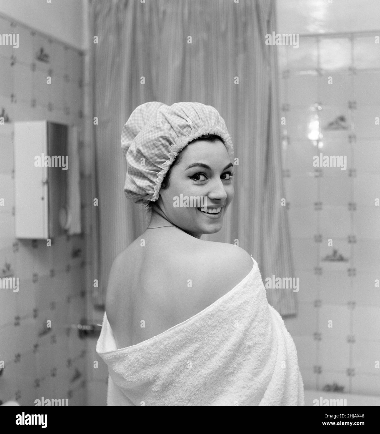 Rosanna Schiaffino, attrice italiana, nel Regno Unito per la Royal Film Command Performance del suo nuovo film, The Victors, il suo primo ruolo di lingua inglese, ritratto oggi al Dorchester Hotel di Londra, sabato 16th marzo 1963. Rosanna è anche seguita da un equipaggio di film, che documenterà le sue abitudini e la sua giornata di lavoro generale dal bagno alla suite e prima. Foto Stock
