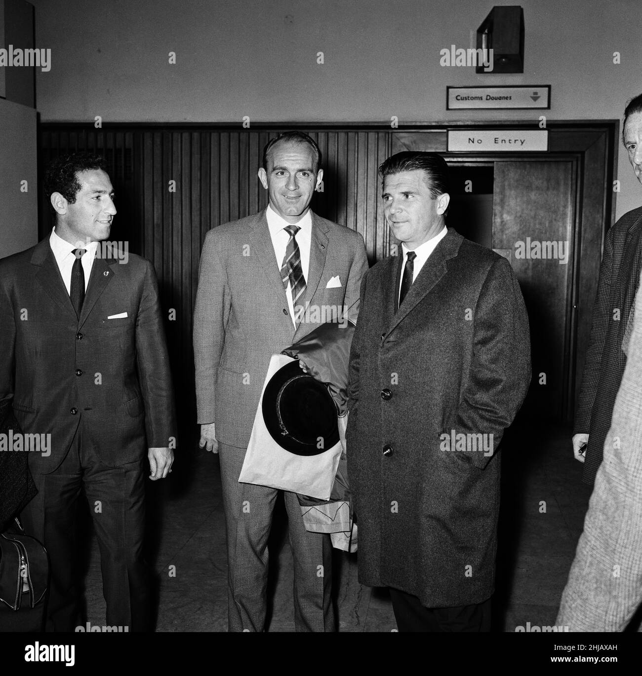 Giocatori di calcio (da sinistra a destra) Francisco Gatto, Alfredo di Stefano e Ferenc Puskas all'aeroporto di Londra. 21st ottobre 1963. Foto Stock