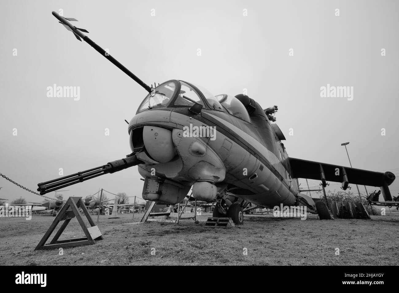 In mostra l'obsoleto elicottero Hind Attack russo Foto Stock