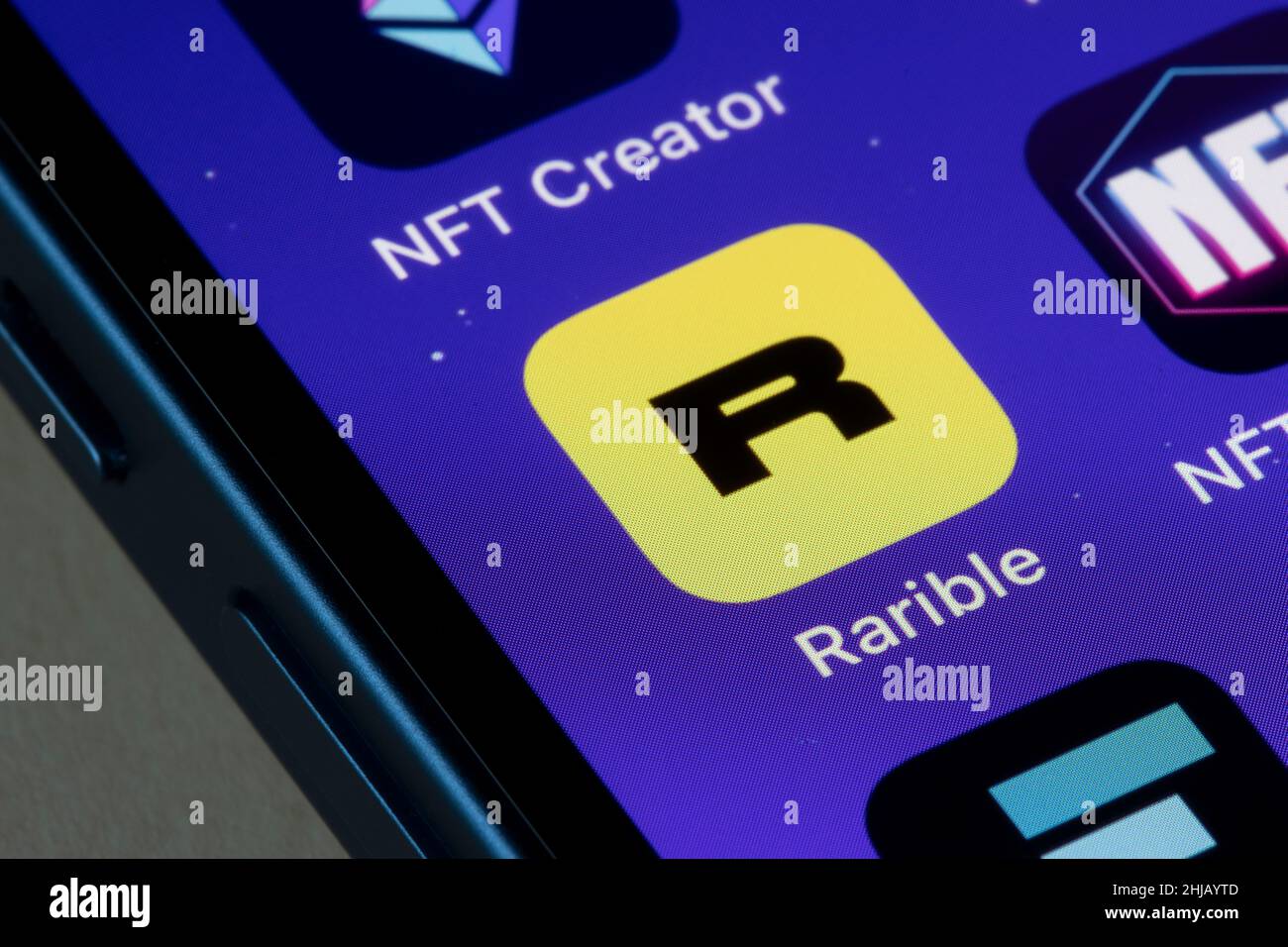 L'app Rarible viene visualizzata su un iPhone. Rarible è una piattaforma basata su Ethereum che facilita la creazione e la negoziazione dei diritti di proprietà per le opere digitali... Foto Stock