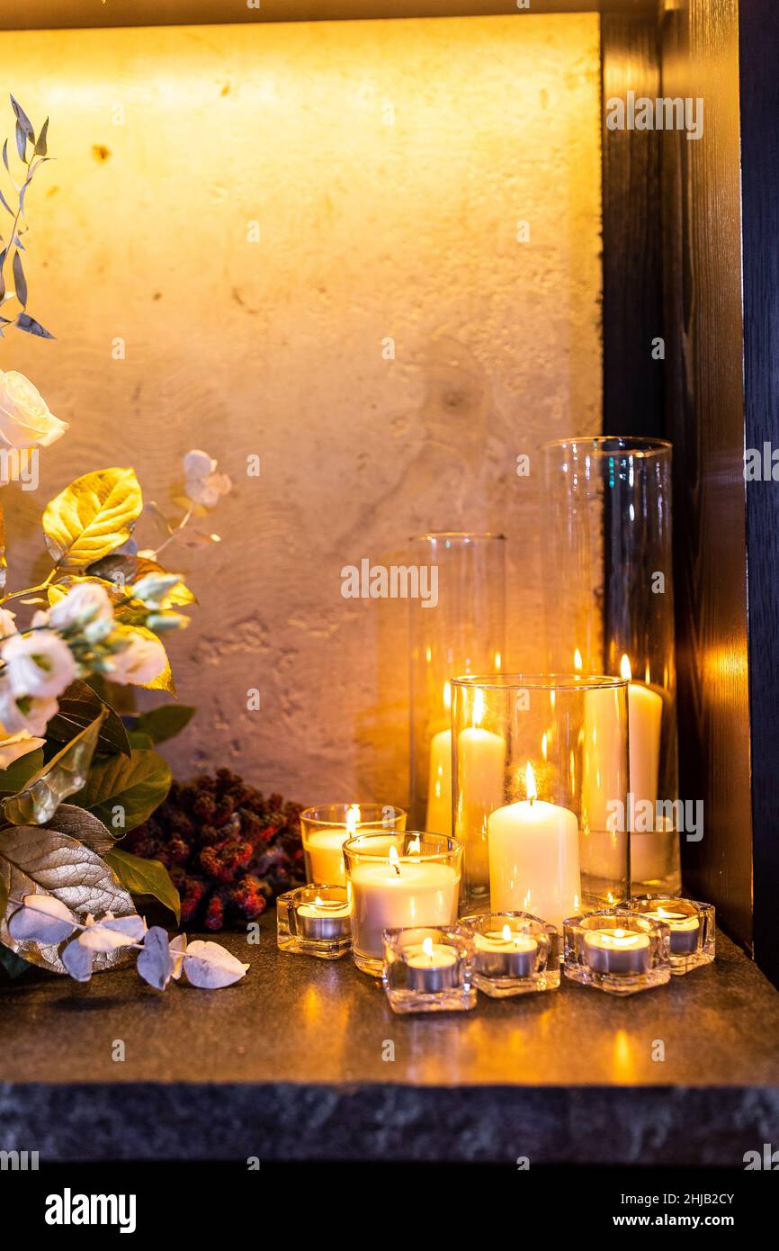 belle candele grandi nel decor. Accogliente ristorante arredamento interno,  candele a combustione Foto stock - Alamy