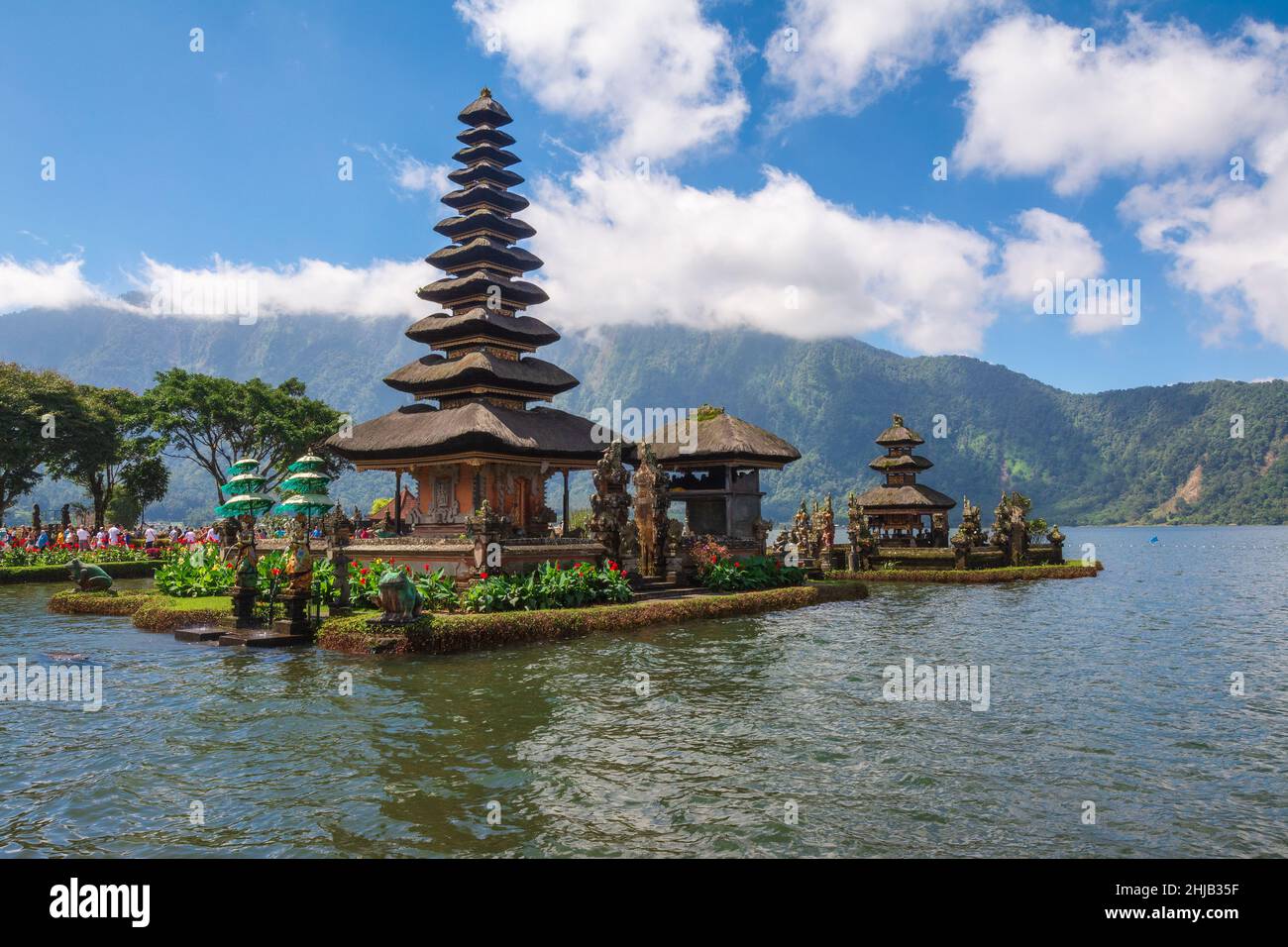 Il tempio sull'acqua di Bali sul lago Bratan è il tempio più bello di Bali, Indonesia. Il Tempio pura Ulun Danu Beratan si trova vicino al lago. Foto Stock