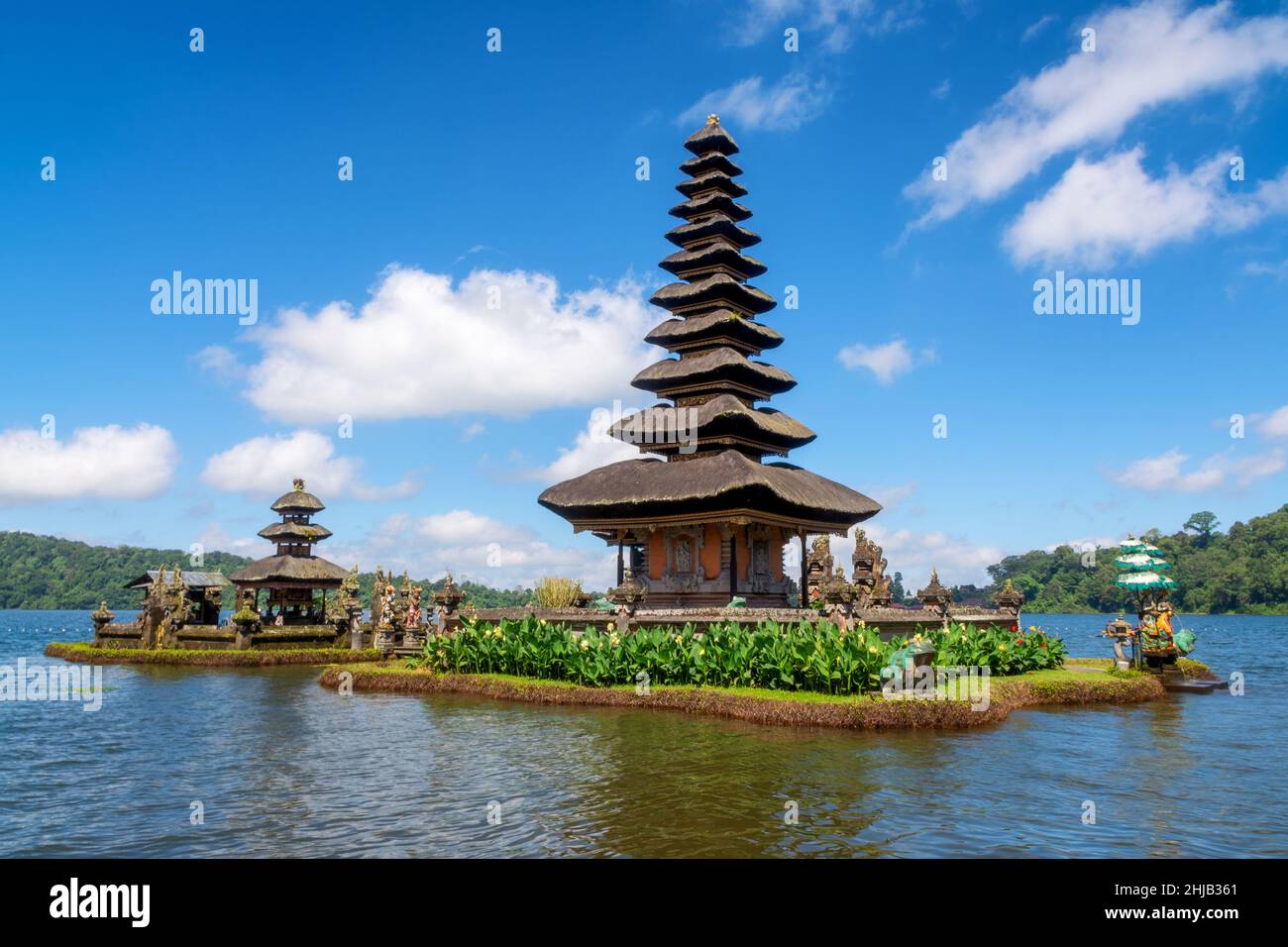 Il tempio sull'acqua di Bali sul lago Bratan è il tempio più bello di Bali, Indonesia. Il Tempio pura Ulun Danu Beratan si trova vicino al lago. Foto Stock