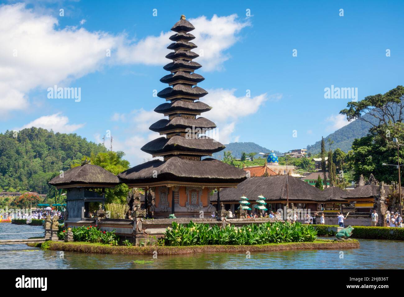 Il tempio sull'acqua di Bali sul lago Bratan è il tempio più bello di Bali, Indonesia. Il Tempio pura Ulun Danu Beratan si trova vicino al lago. Foto Stock