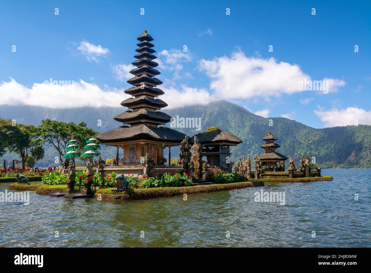 Il tempio sull'acqua di Bali sul lago Bratan è il tempio più bello di Bali, Indonesia. Il Tempio pura Ulun Danu Beratan si trova vicino al lago. Foto Stock