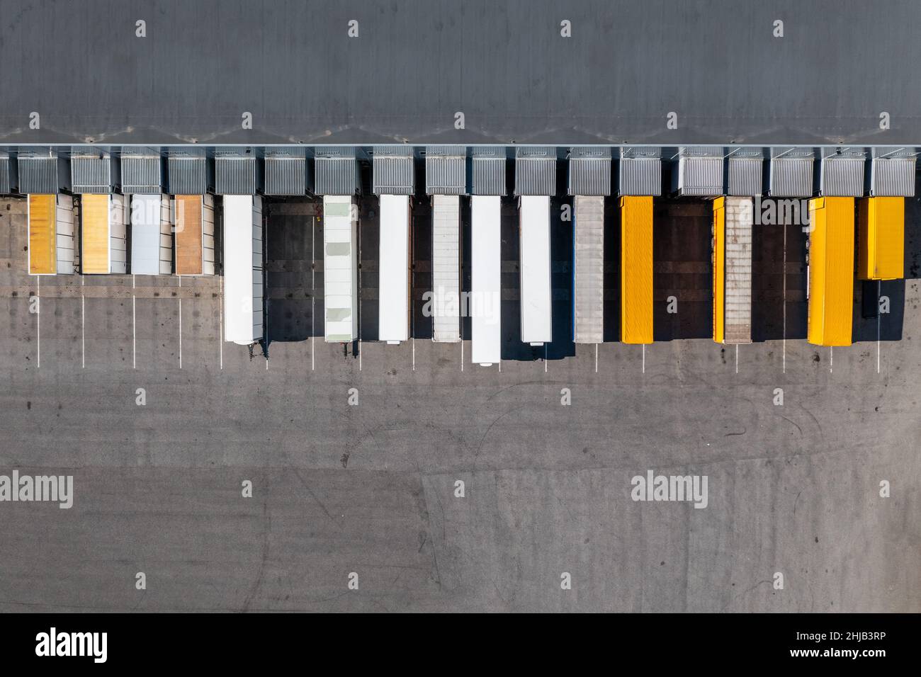 Rimorchi per camion nel terminal logistico. Concetto di trasporto e consegna del carico. Vista dall'alto verso il basso dell'antenna. Foto Stock