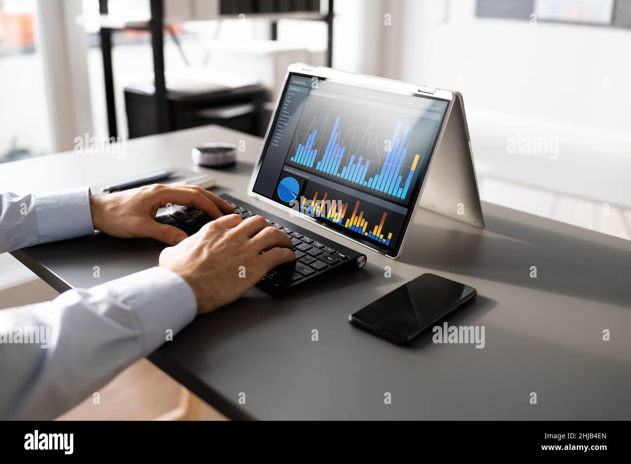 Dashboard dell'analista di dati KPI. Information Technology su notebook Foto Stock