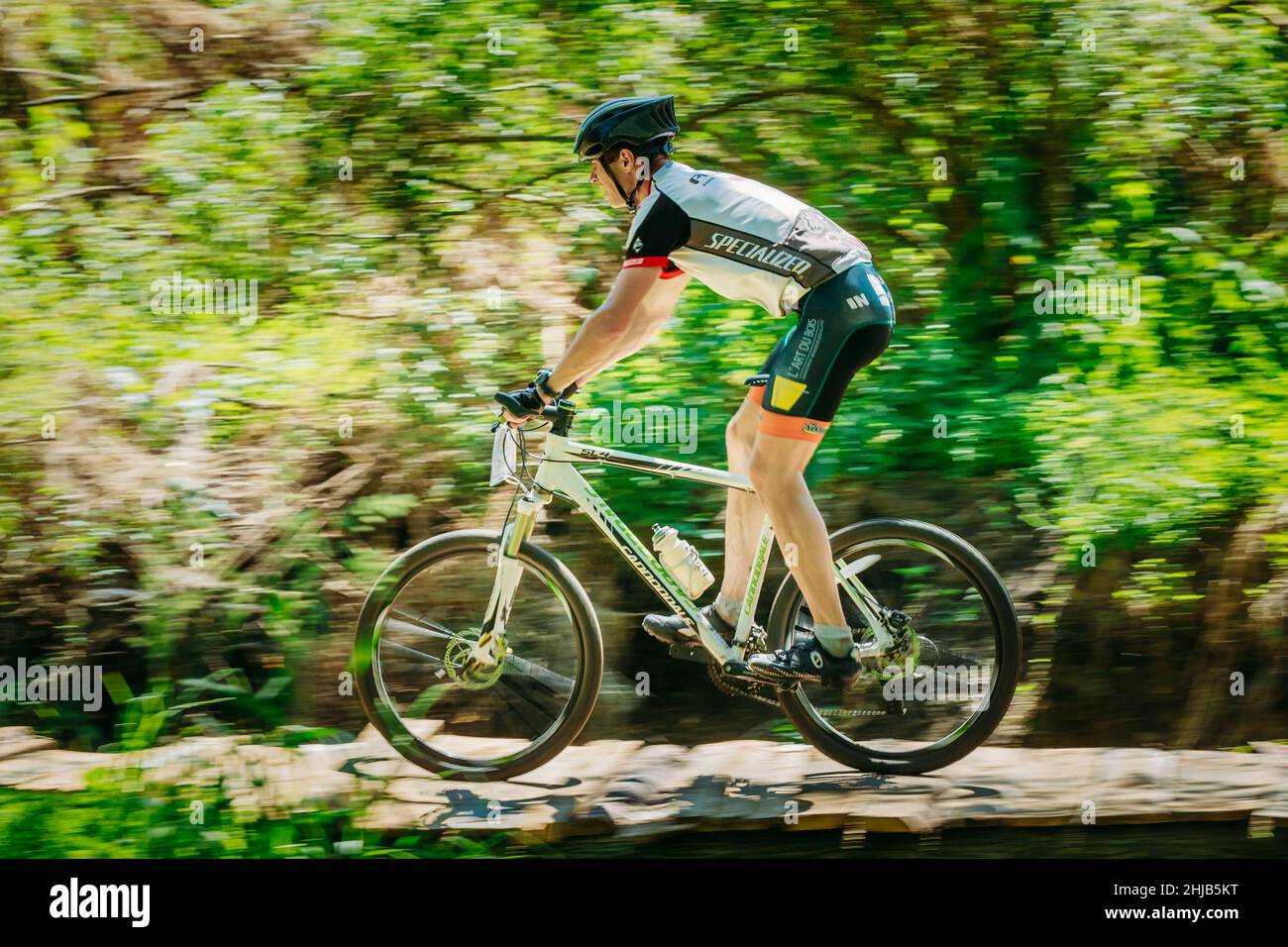 Mountain Bike ciclista maneggio a giornata soleggiata, uno stile di vita sano atleta attivo facendo sport Foto Stock