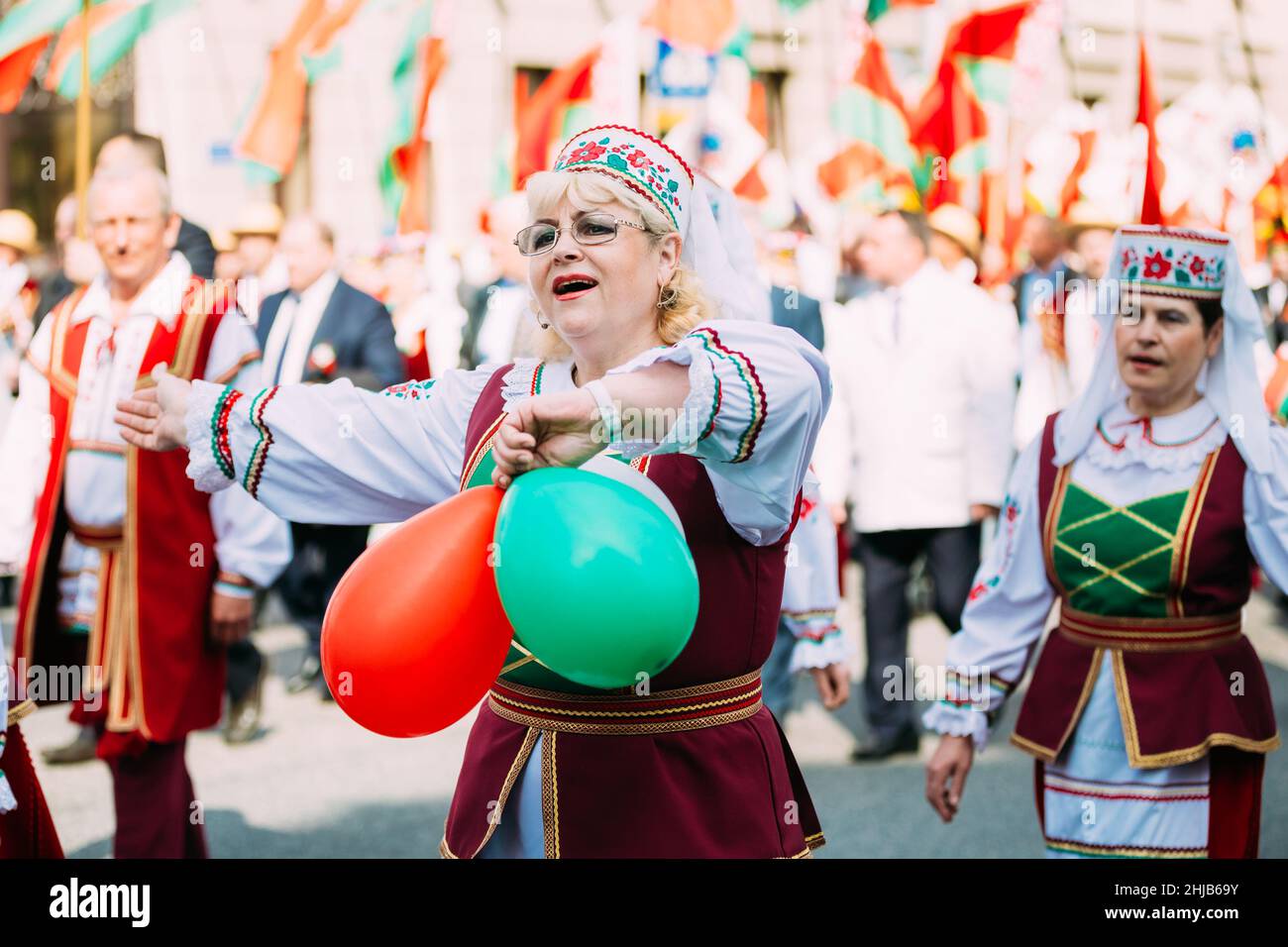 Donne in costume popolare bielorusso nazionale che partecipano alla sfilata di Gomel, Bielorussia Foto Stock