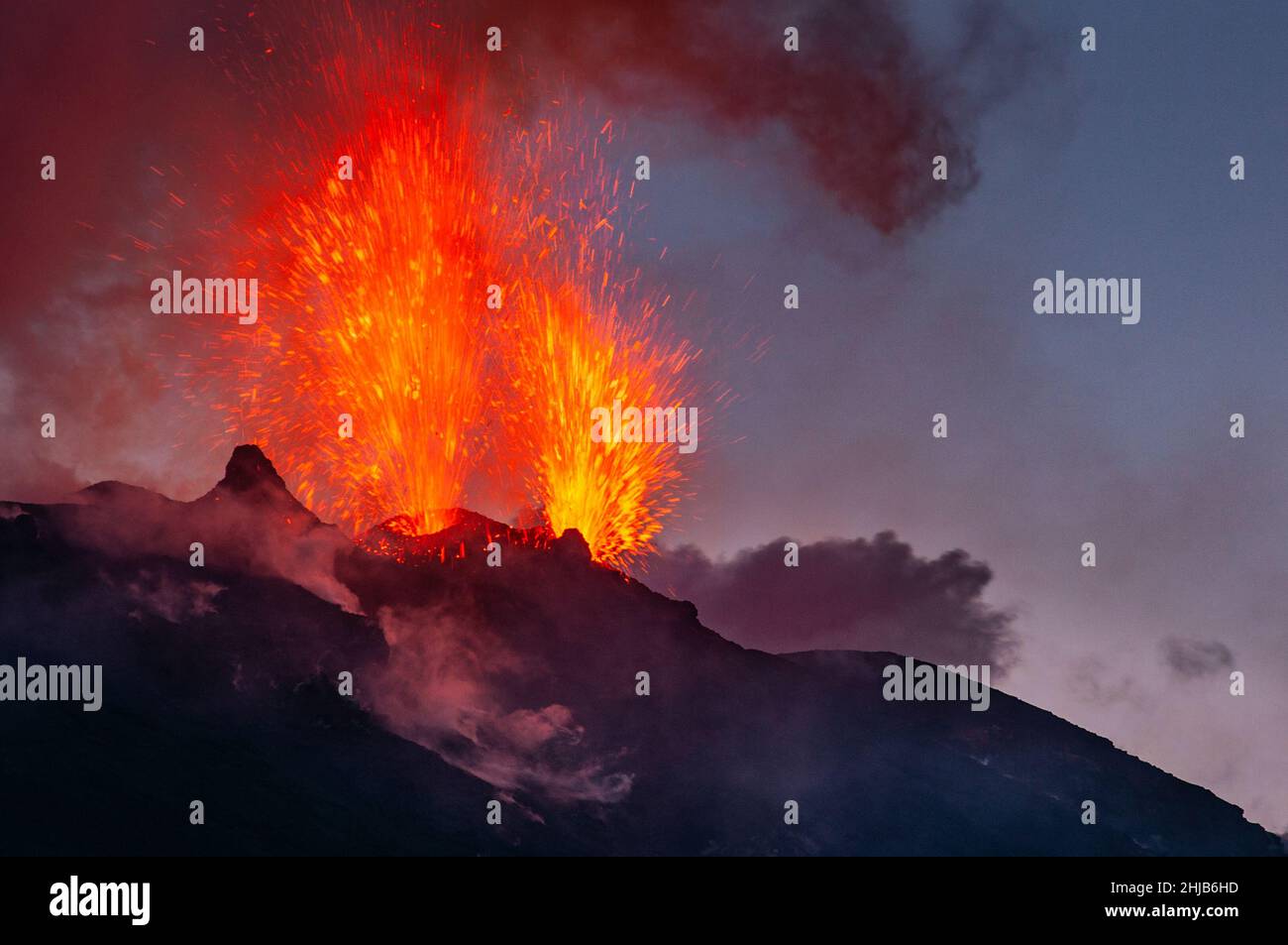 Eruzione attiva del vulcano di notte sull'isola di Stromboli in Italia Foto Stock