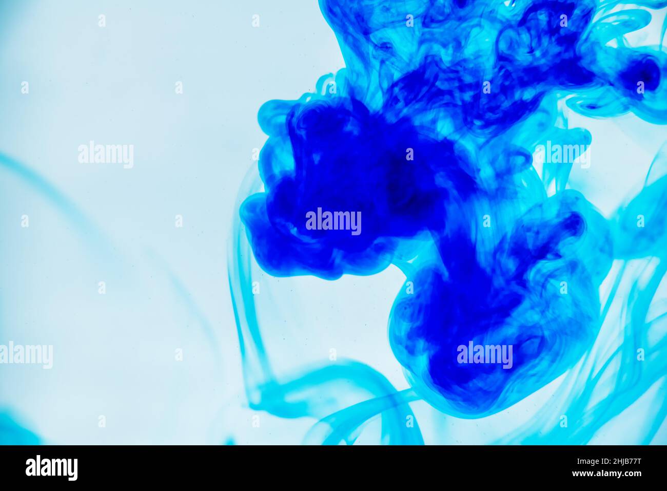 Pittura liquida - linee, figure e modelli astratti. Foto Stock