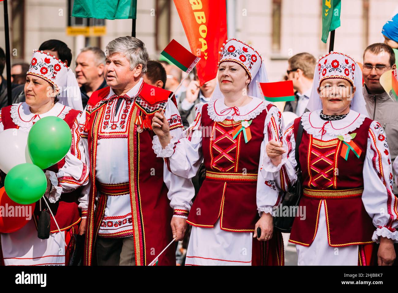 Persone in costume popolare bielorusso nazionale che partecipano alla sfilata di Gomel, Bielorussia Foto Stock