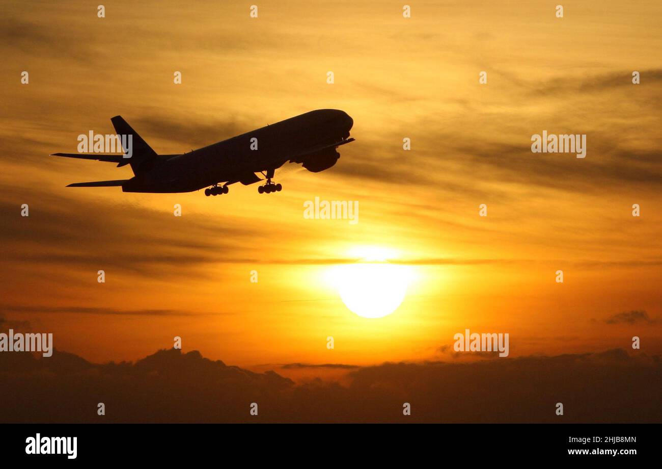 Foto di archivio datata 19/11/08 di un aereo che decollera al tramonto. Le aziende di viaggi stanno prevedendo un aumento delle prenotazioni di vacanze estive questo fine settimana, con una società che prevede che sarà il periodo di due giorni più trafficato nella sua storia. Data di emissione: Venerdì 28 gennaio 2022. Foto Stock