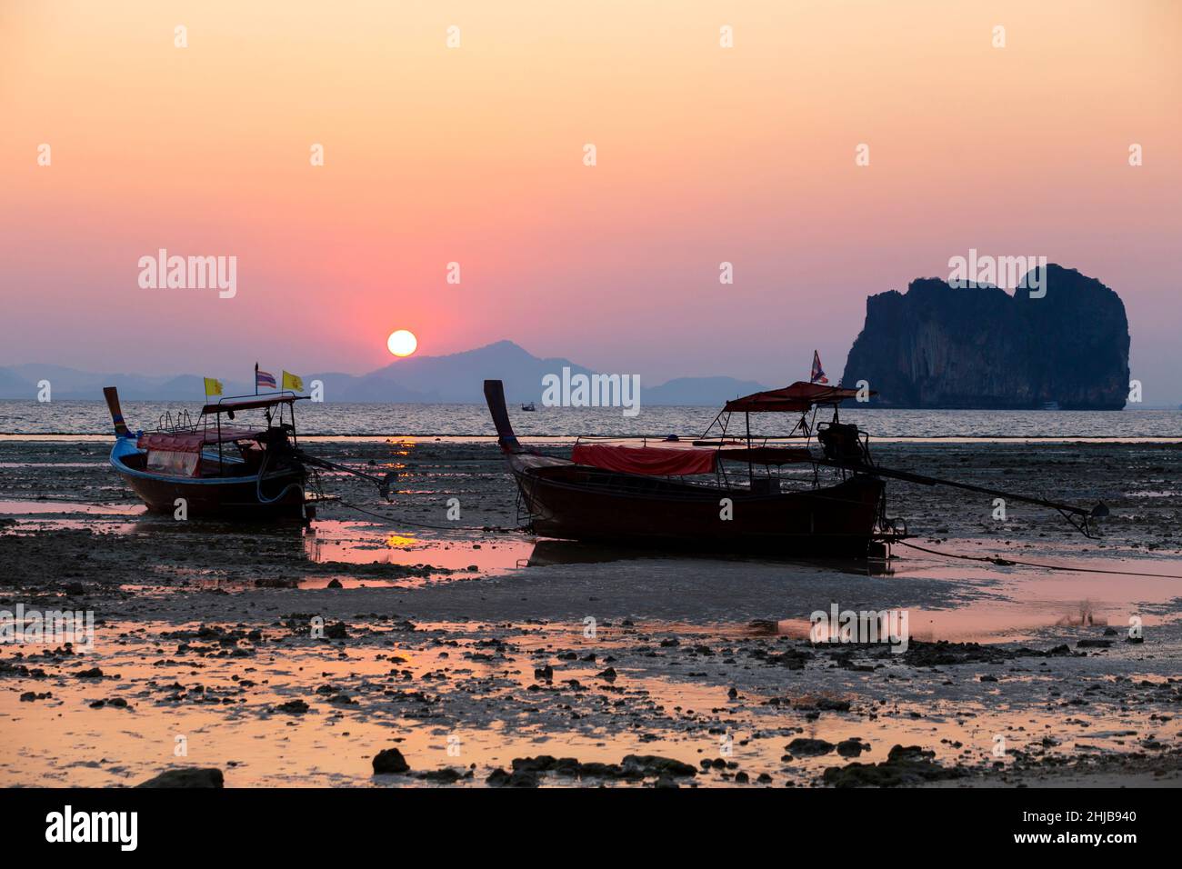 Alba su una bellissima spiaggia a Koh Ngai, a sud della costa delle Andamane, provincia di Krabi, Thailandia. Foto Stock