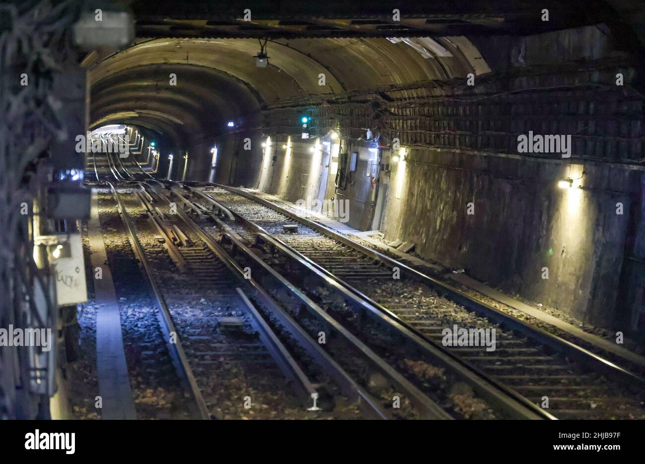 Parigi, Francia. 18th Ott 2021. Ammira un tunnel della metropolitana di Parigi. Credit: Jan Woitas/dpa-Zentralbild/ZB/dpa/Alamy Live News Foto Stock
