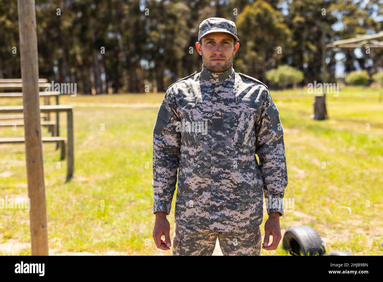 Ritratto del soldato caucasico in uniforme in piedi al campo di stivali Foto Stock